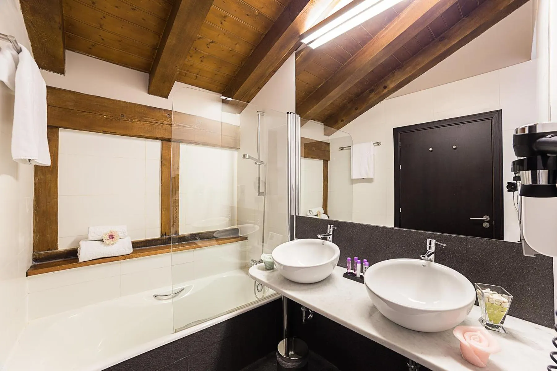 Bathroom in Hotel Dolarea