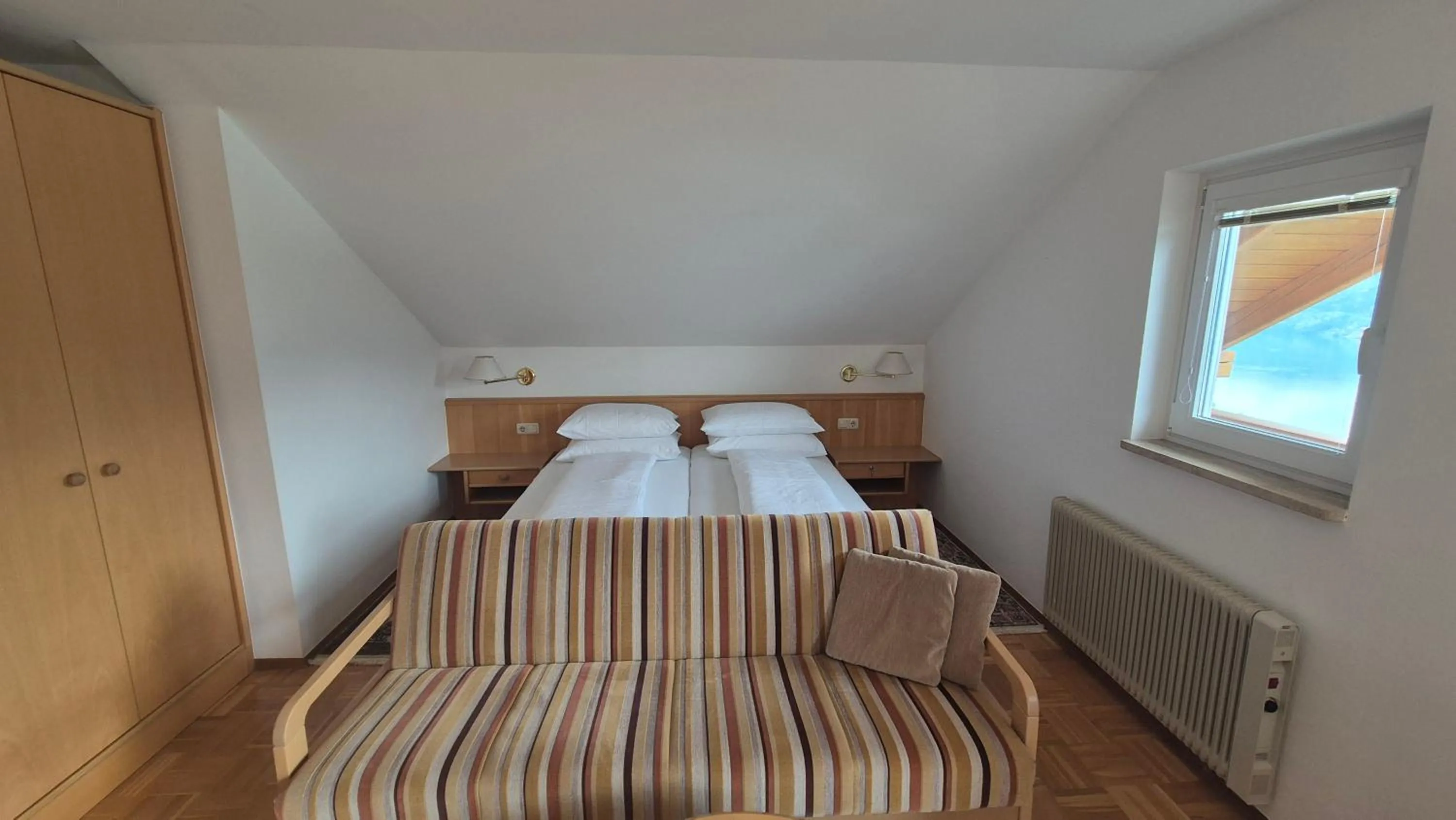 Bed in Haus Kraller-Urlaub mit Seeblick