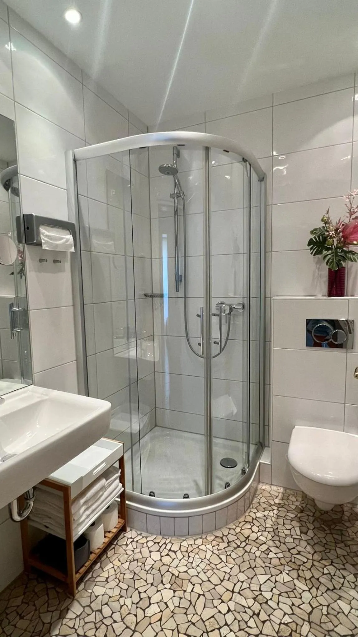 Shower in Hotel Victoria