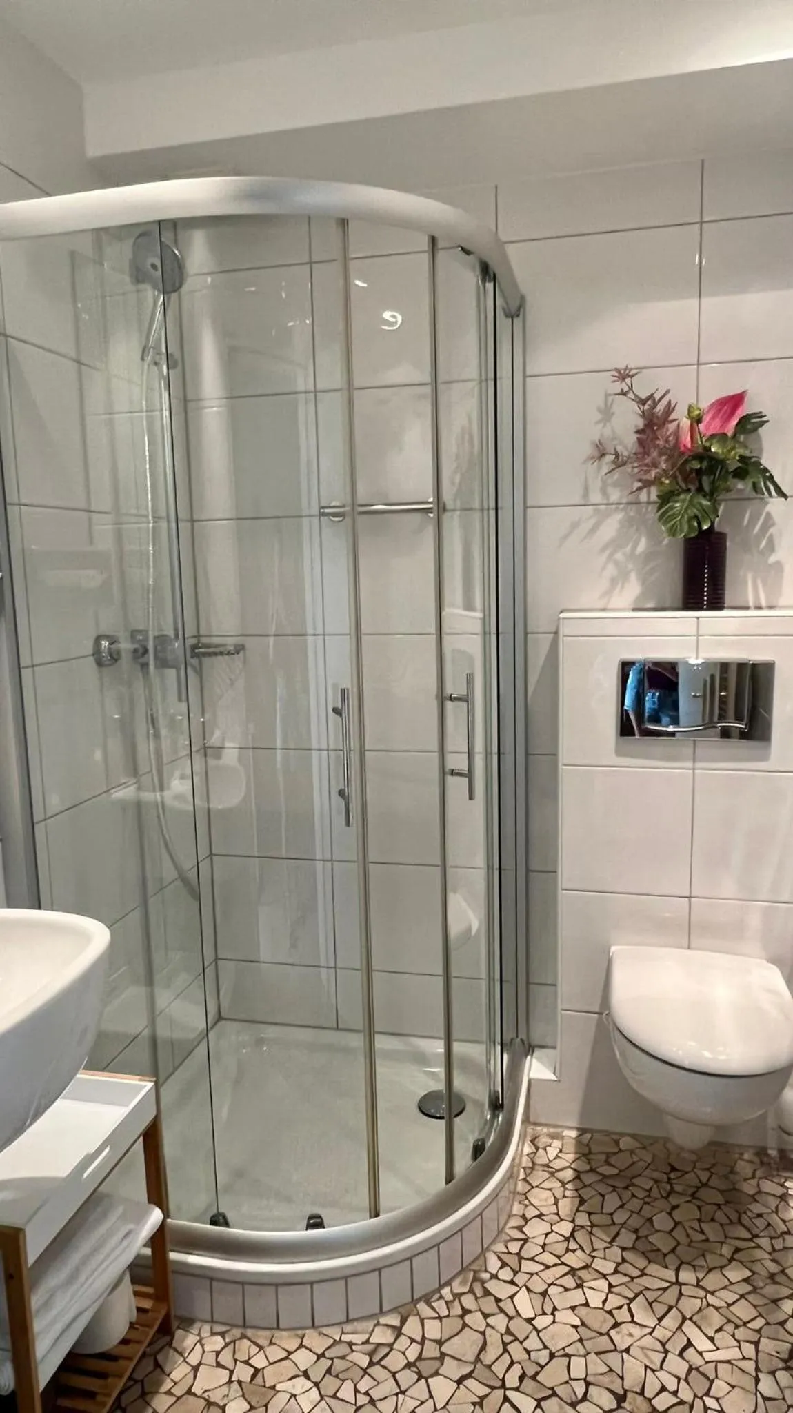 Shower in Hotel Victoria