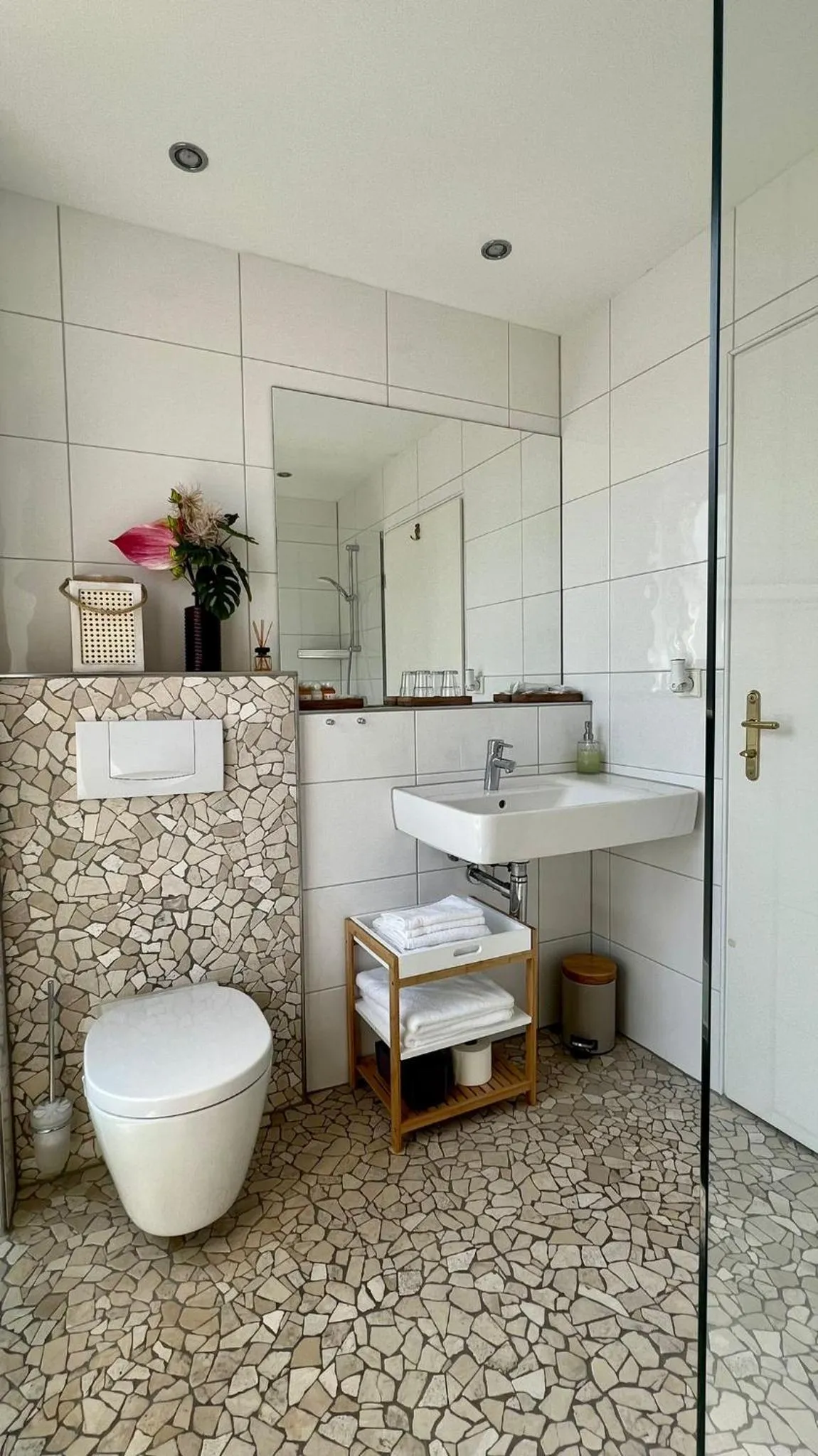 Shower in Hotel Victoria