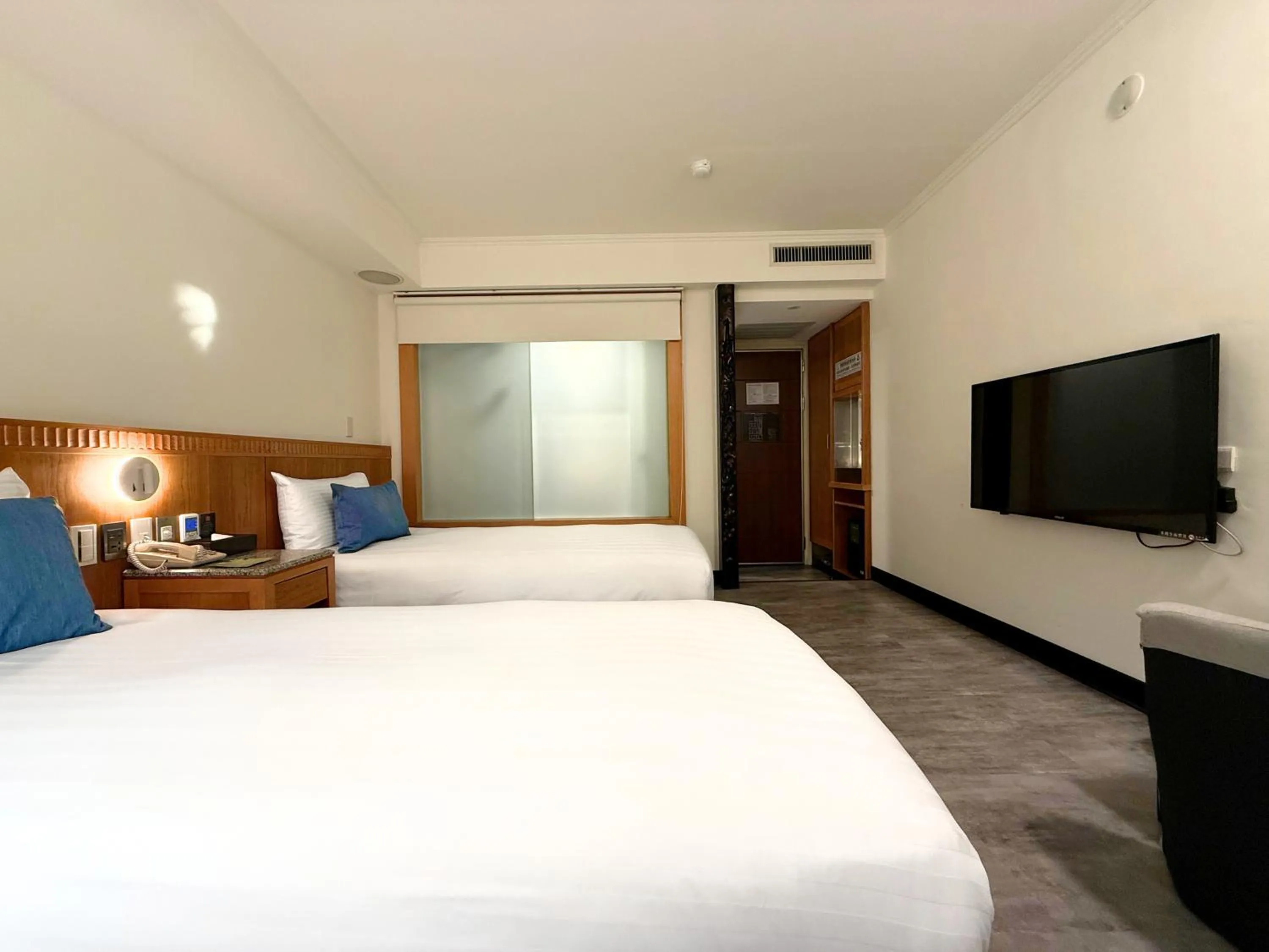 Photo of the whole room, Bed in Hub Hotel Kaohsiung Cisian Branch