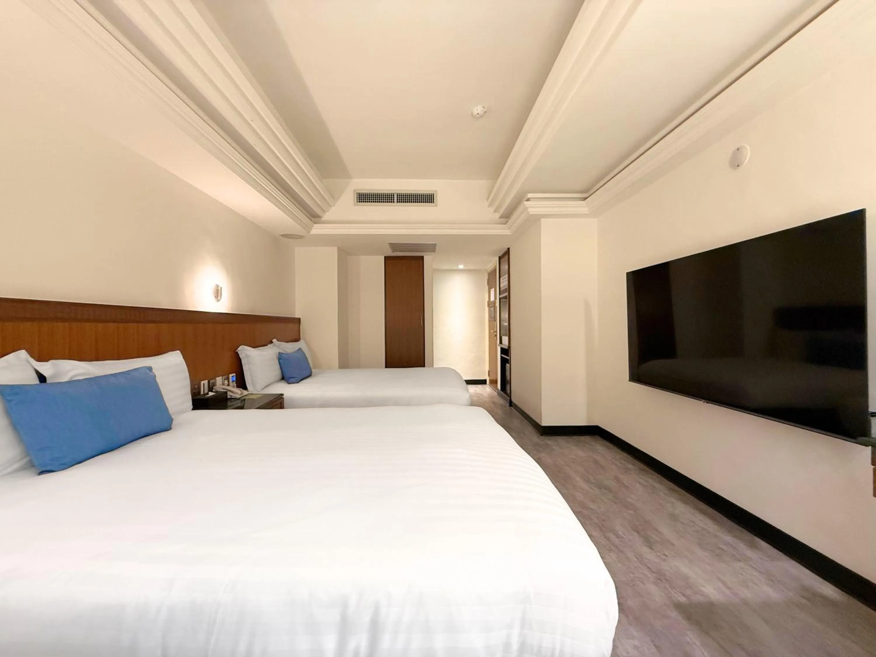 Photo of the whole room, Bed in Hub Hotel Kaohsiung Cisian Branch