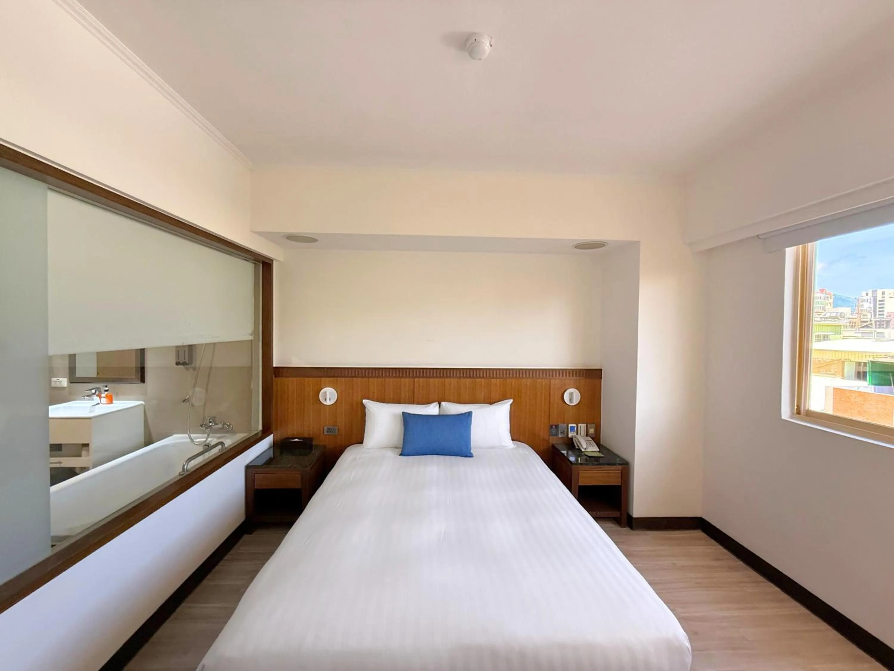 Photo of the whole room, Bed in Hub Hotel Kaohsiung Cisian Branch