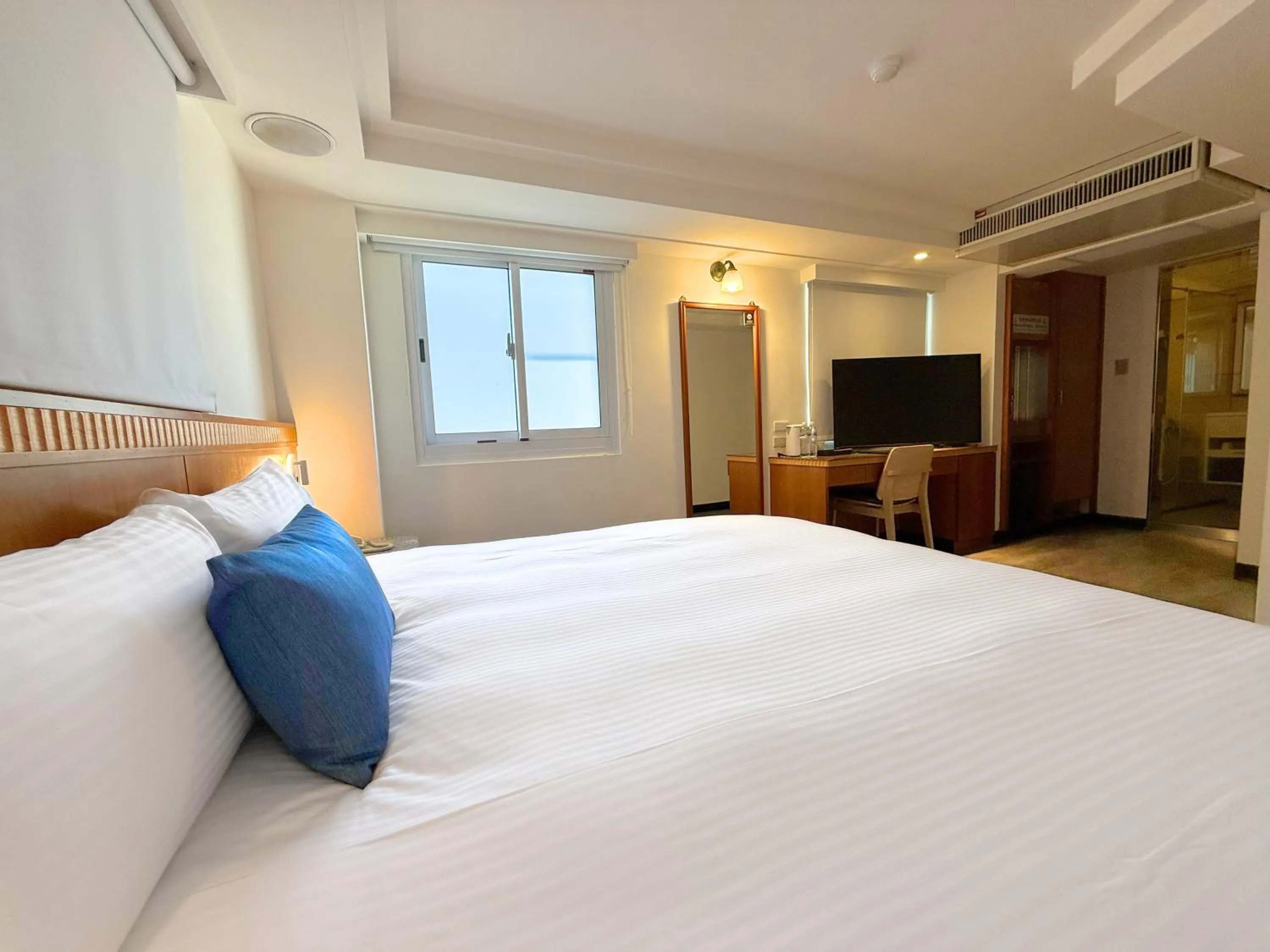 Photo of the whole room, Bed in Hub Hotel Kaohsiung Cisian Branch