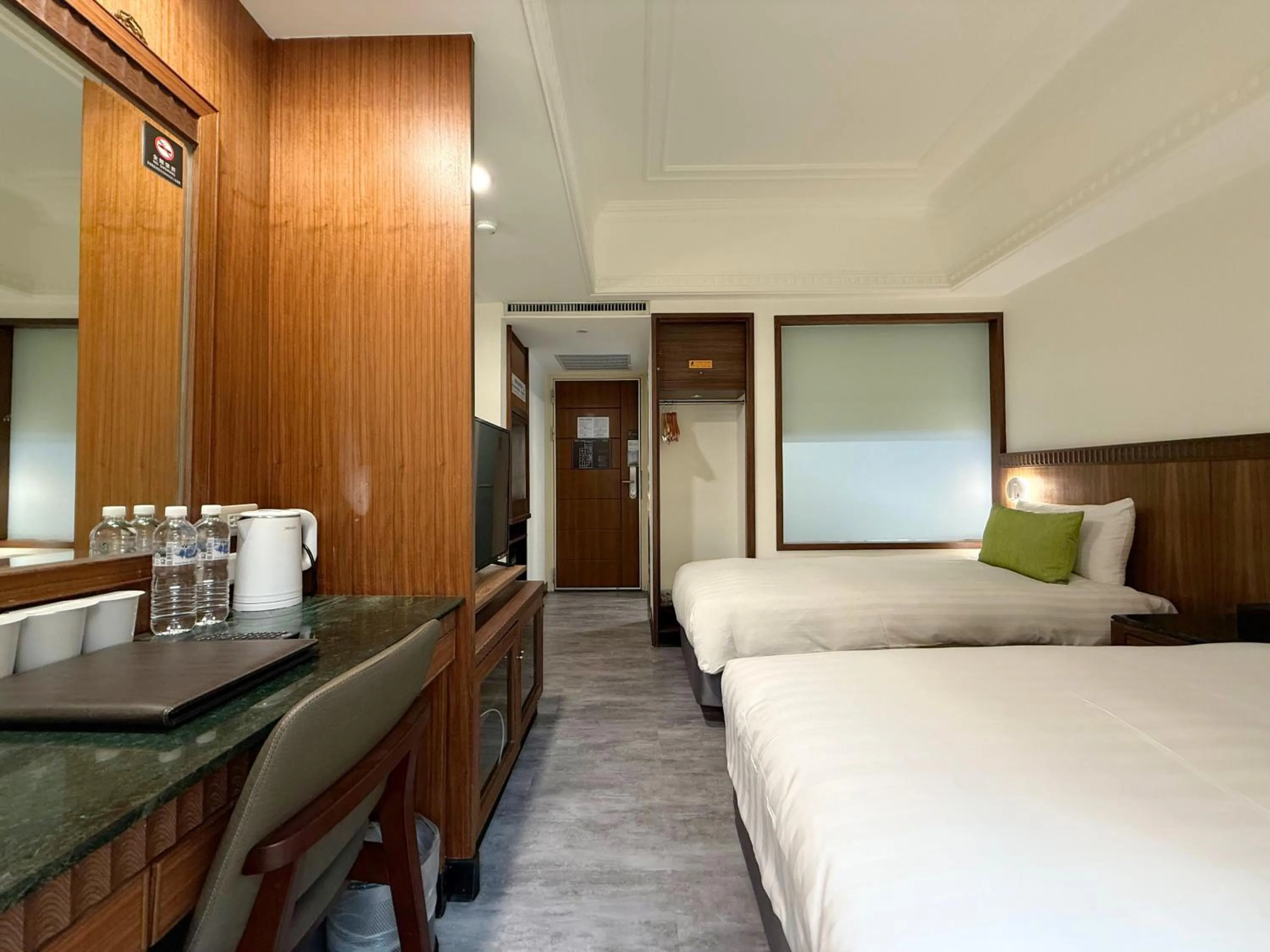 Photo of the whole room, Bed in Hub Hotel Kaohsiung Cisian Branch