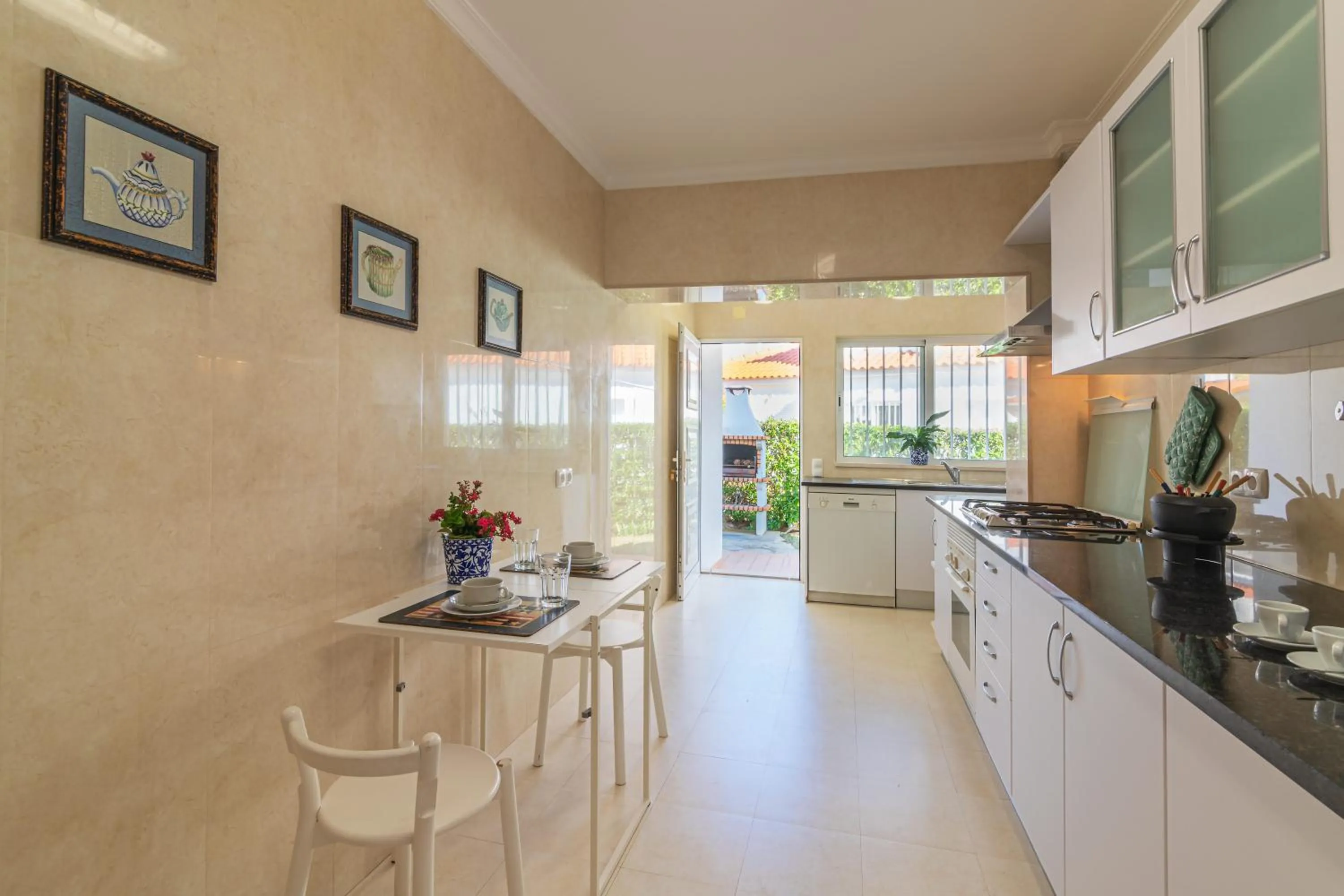 Kitchen or kitchenette in The Old Village, Prestige and Solar by Village 4U