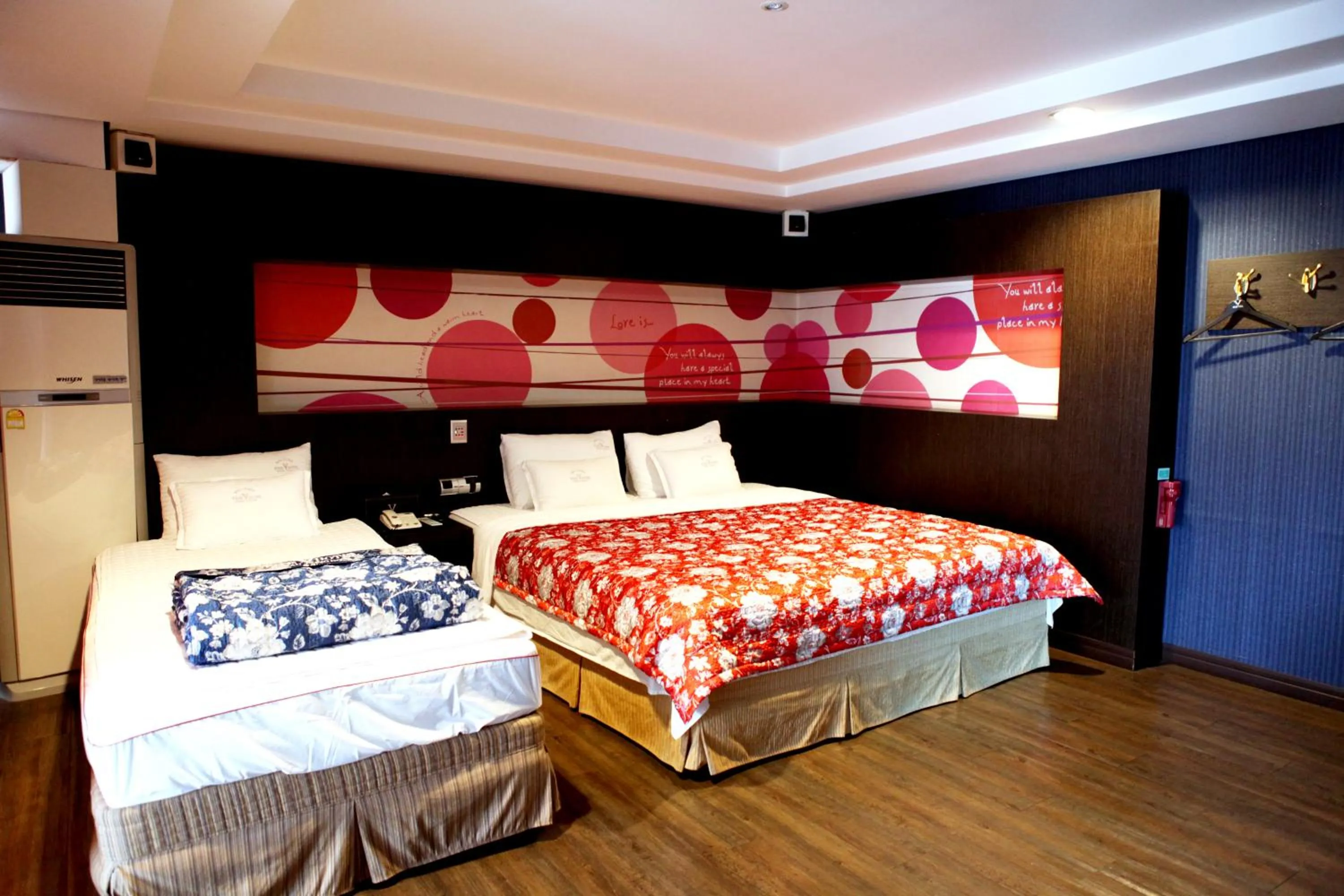 Decorative detail, Bed in V Motel Songdo