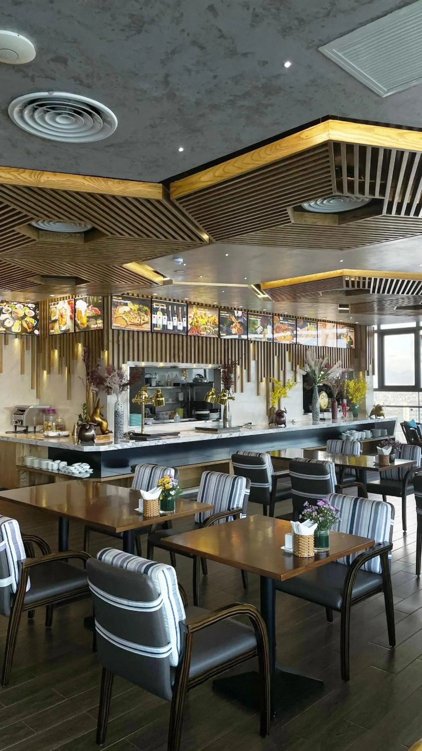 Restaurant/places to eat in Queen Ann Nha Trang Hotel