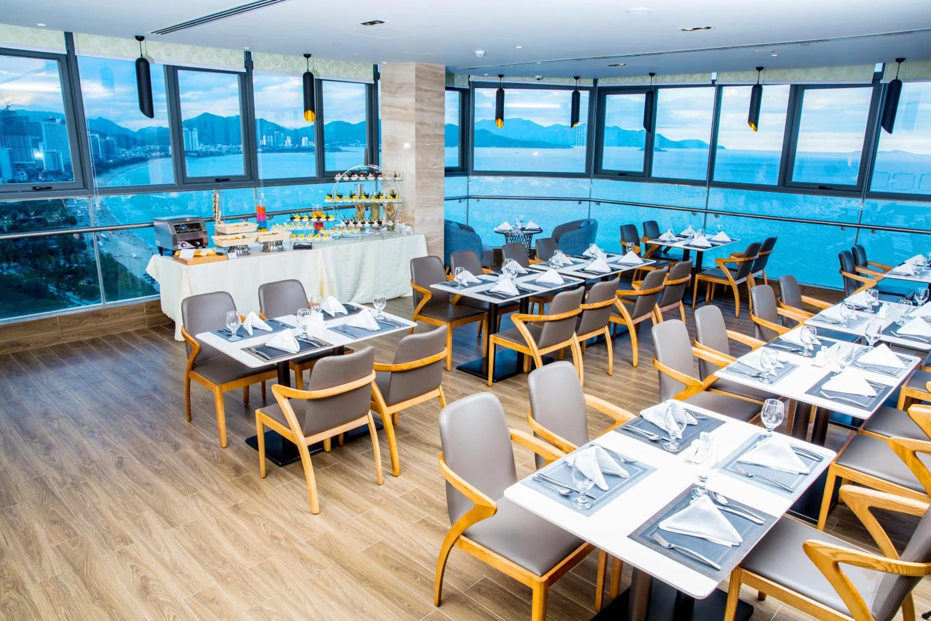 Restaurant/places to eat in Queen Ann Nha Trang Hotel