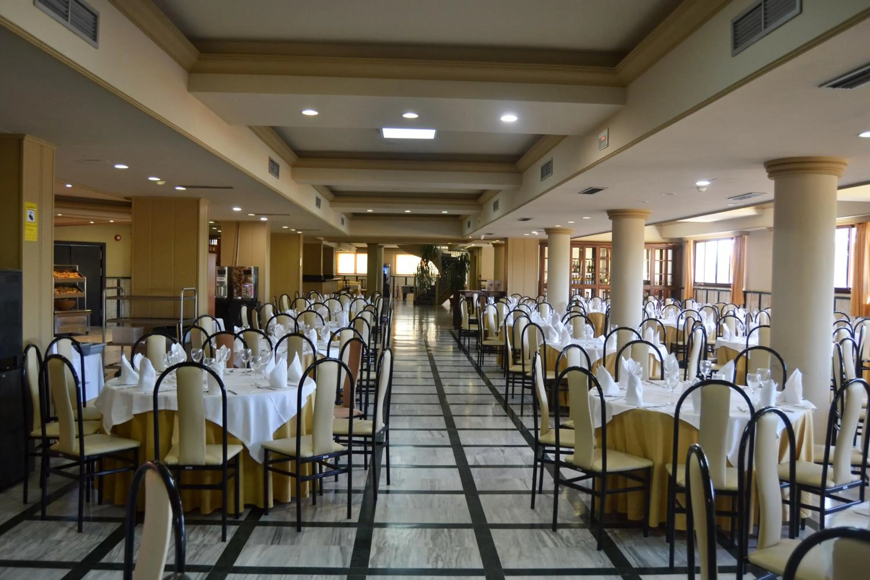 Restaurant/places to eat in Hotel Reyes Ziries