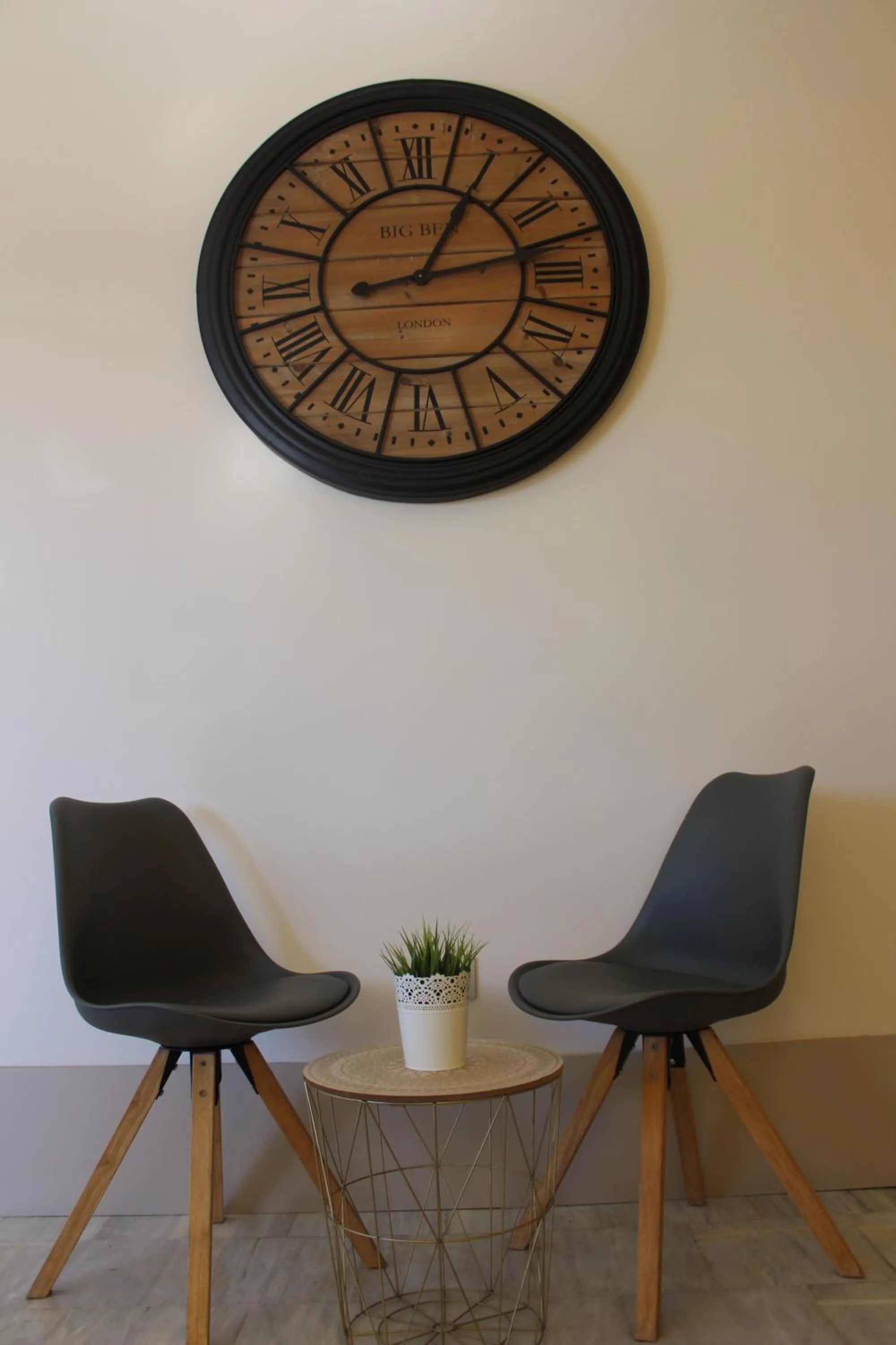 Communal lounge/ TV room in Hotel Reyes Ziries