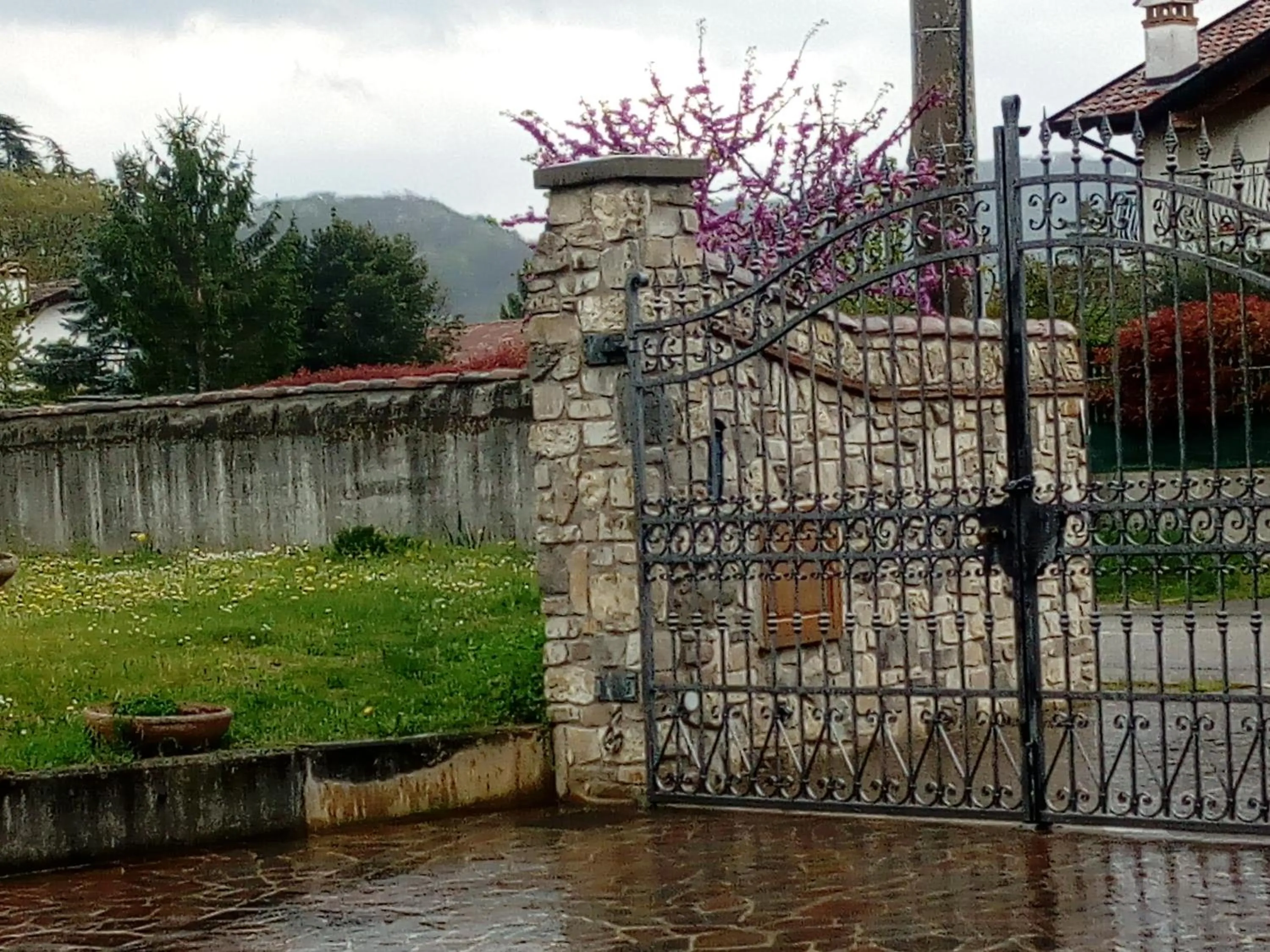 Garden view in b&b Ergira