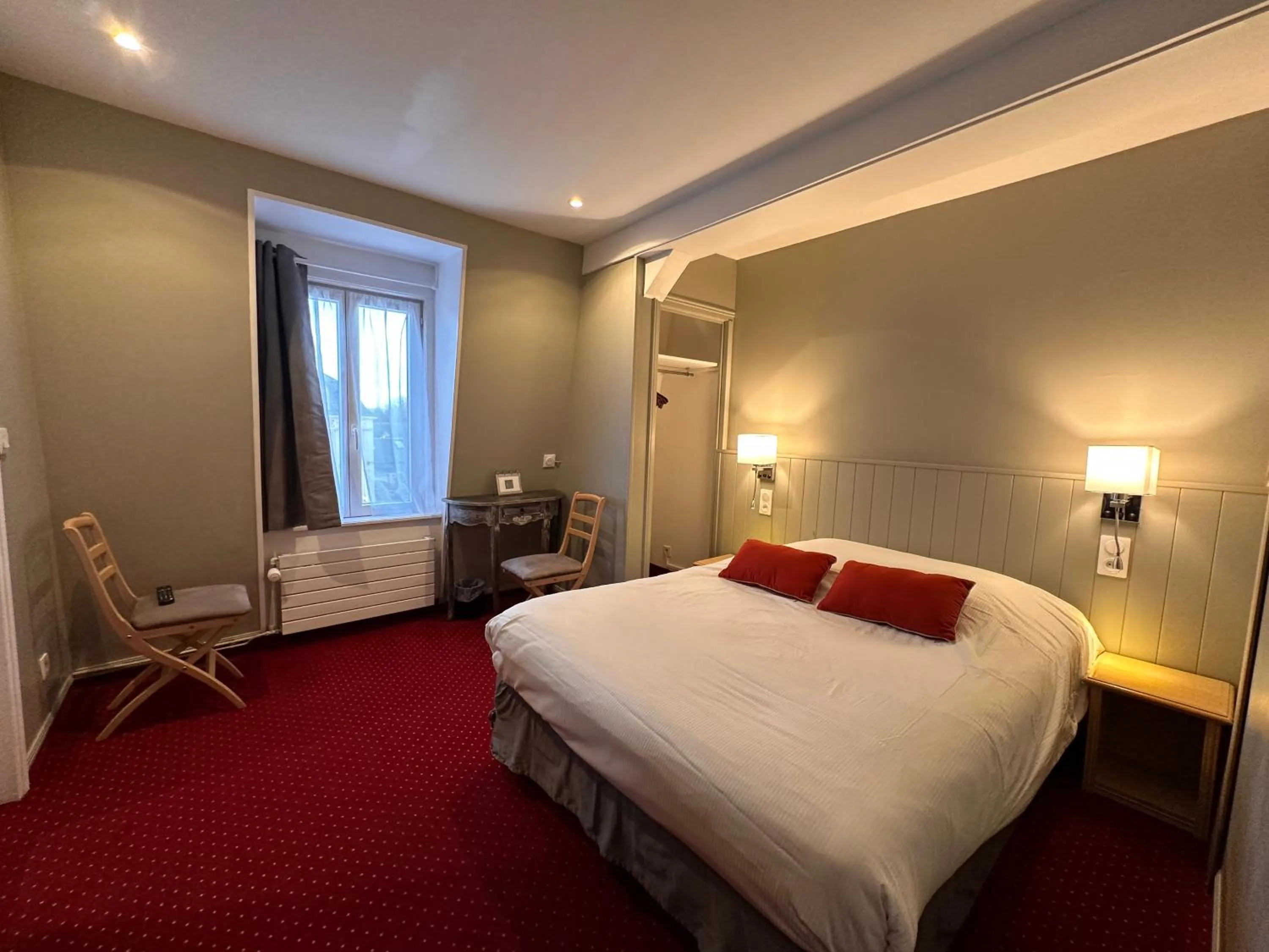 Photo of the whole room, Bed in Hôtel-Spa-Piscine Le Petit Castel Beuzeville-Honfleur