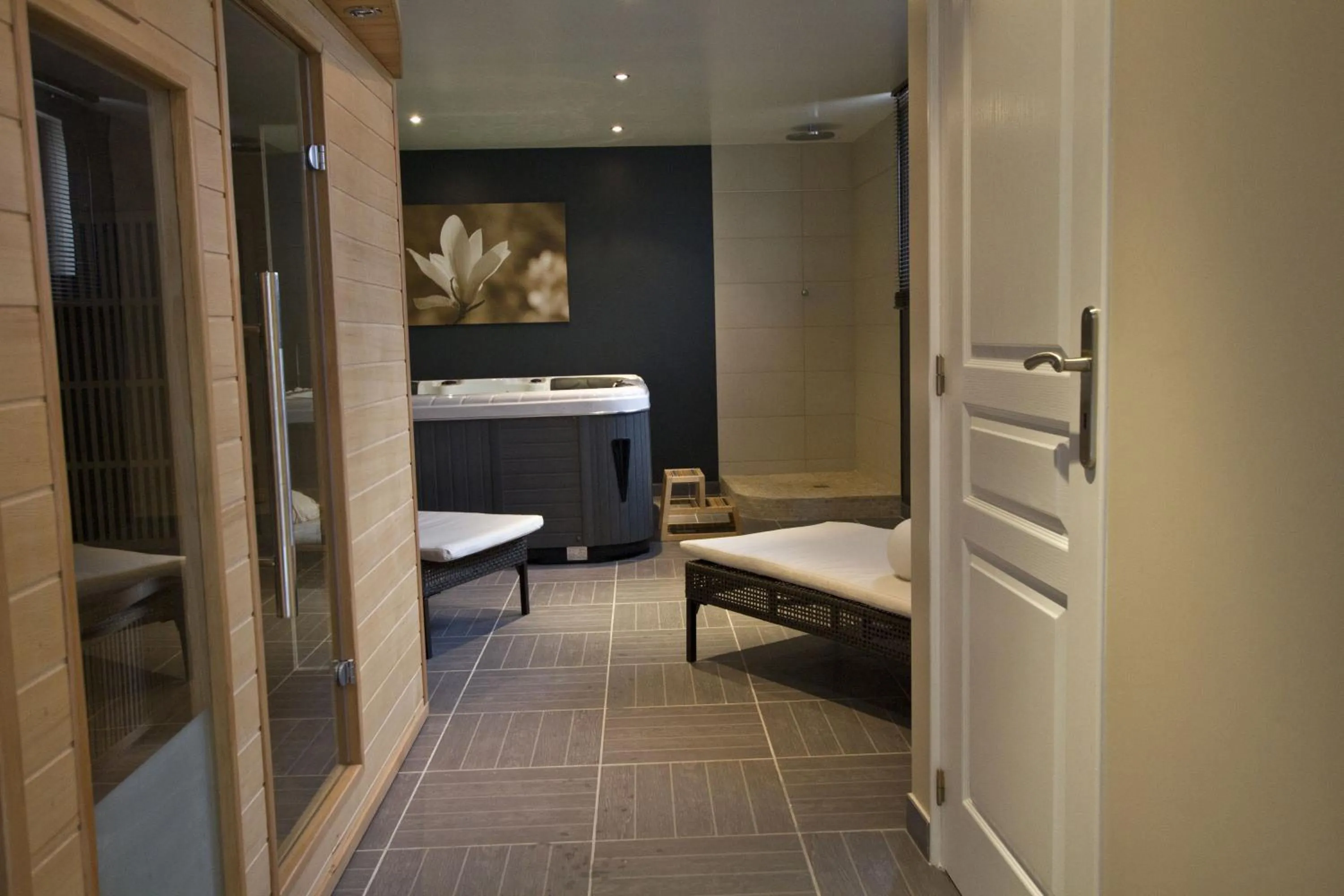 Spa and wellness centre/facilities in Hôtel-Spa-Piscine Le Petit Castel Beuzeville-Honfleur