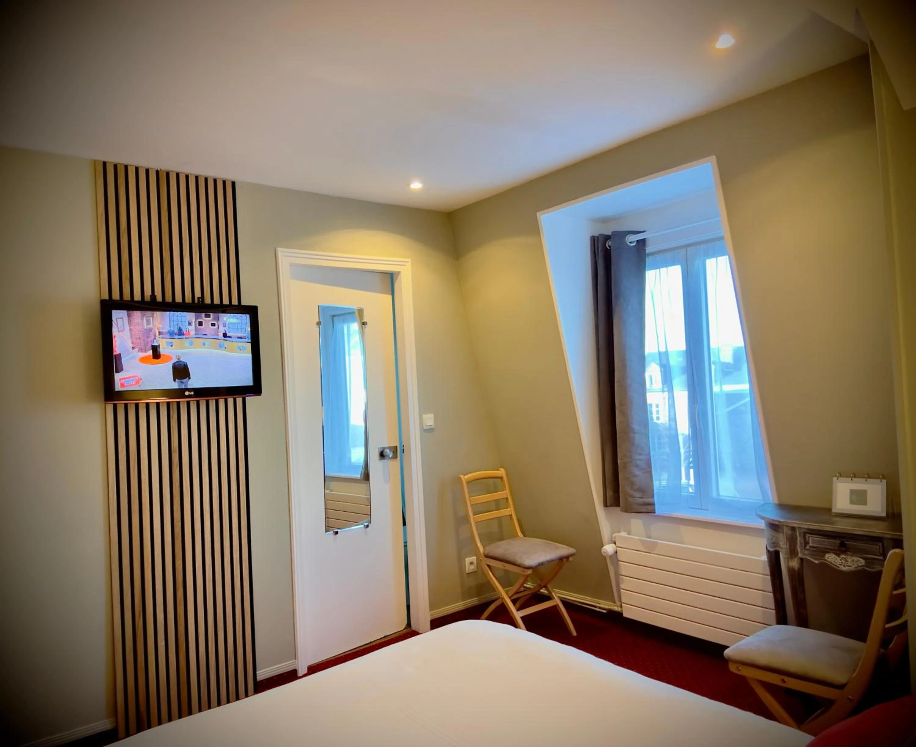 Photo of the whole room, Bed in Hôtel-Spa-Piscine Le Petit Castel Beuzeville-Honfleur