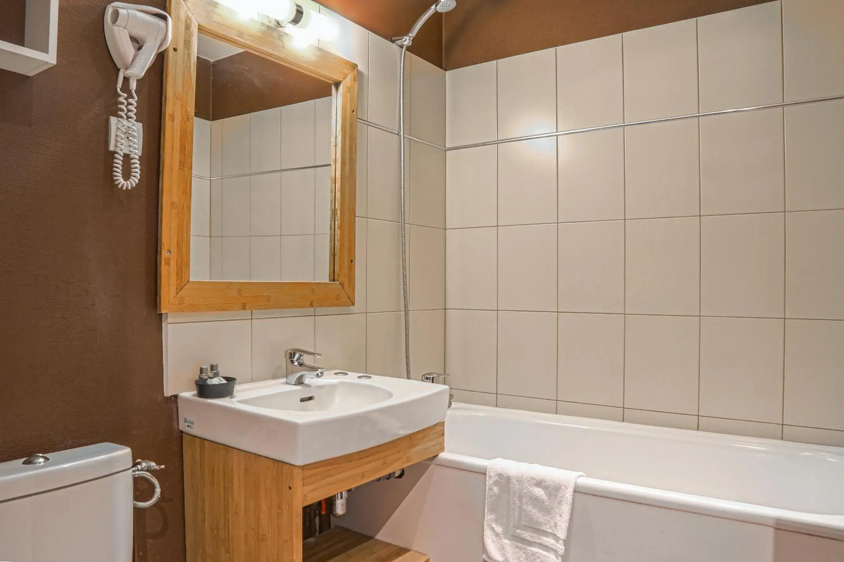 Triple Room in Hôtel-Spa-Piscine Le Petit Castel Beuzeville-Honfleur Triple Room in Hôtel-Spa-Piscine Le Petit Castel Beuzeville-Honfleur