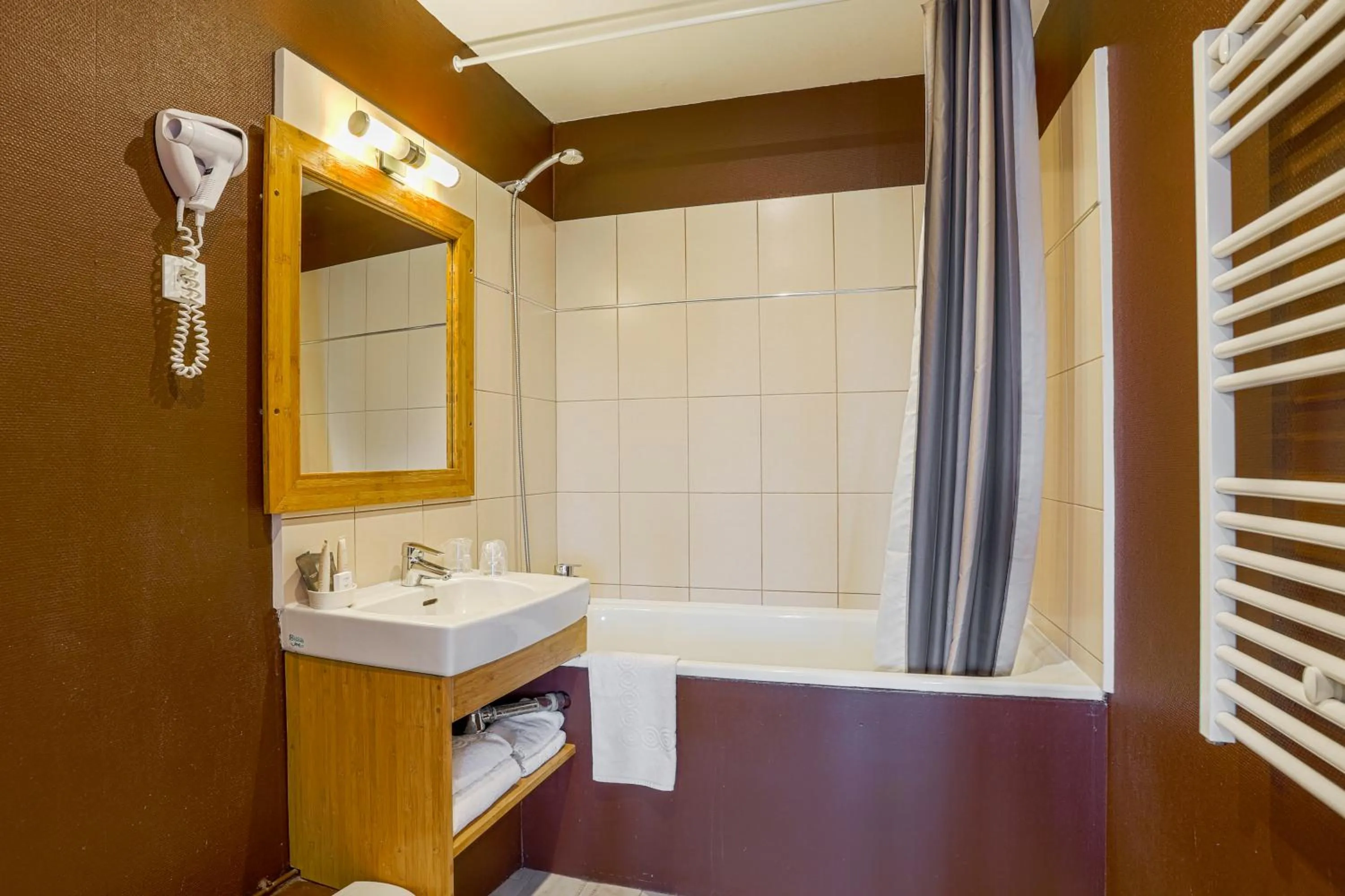 Bathroom in Hôtel-Spa-Piscine Le Petit Castel Beuzeville-Honfleur