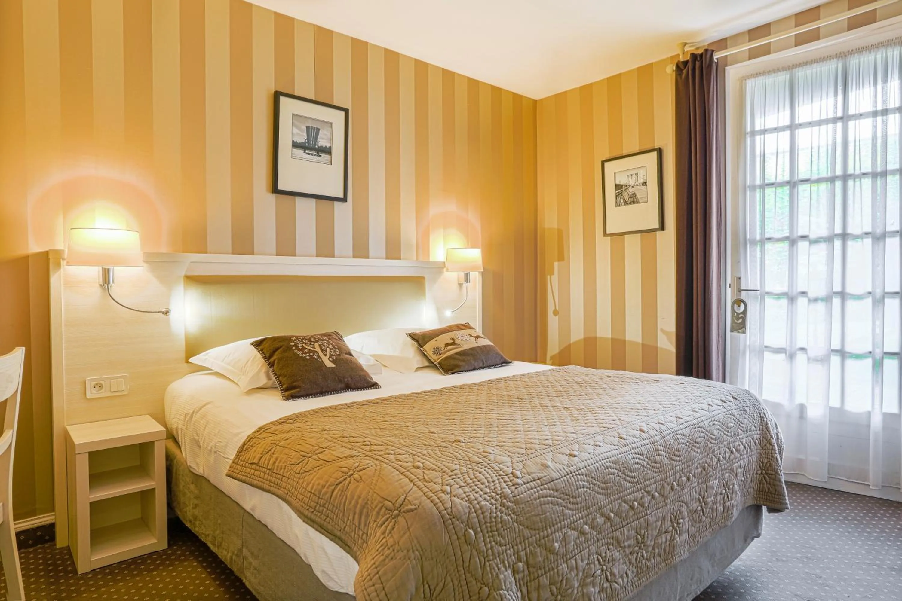 Photo of the whole room, Bed in Hôtel-Spa-Piscine Le Petit Castel Beuzeville-Honfleur