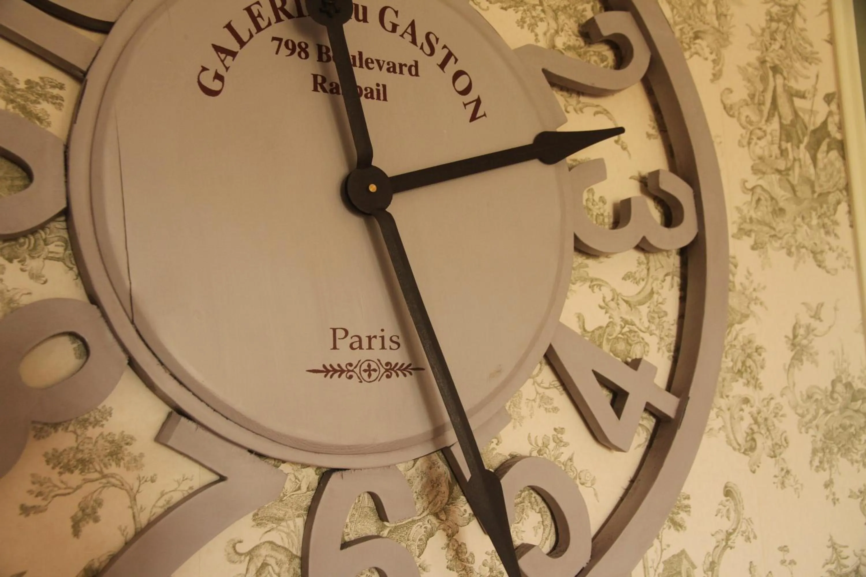 Library in Hôtel-Spa-Piscine Le Petit Castel Beuzeville-Honfleur