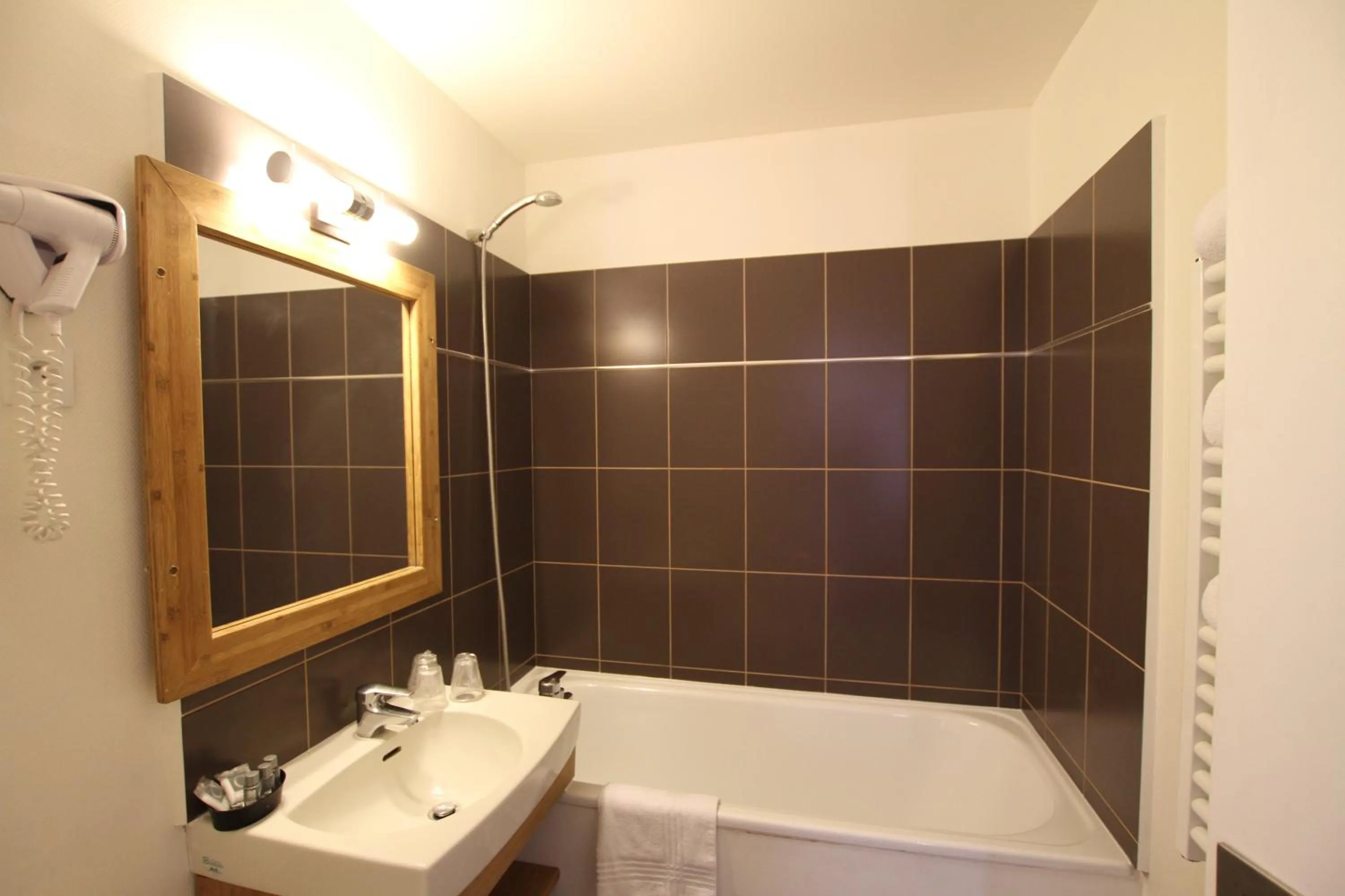 Bathroom in Hôtel-Spa-Piscine Le Petit Castel Beuzeville-Honfleur