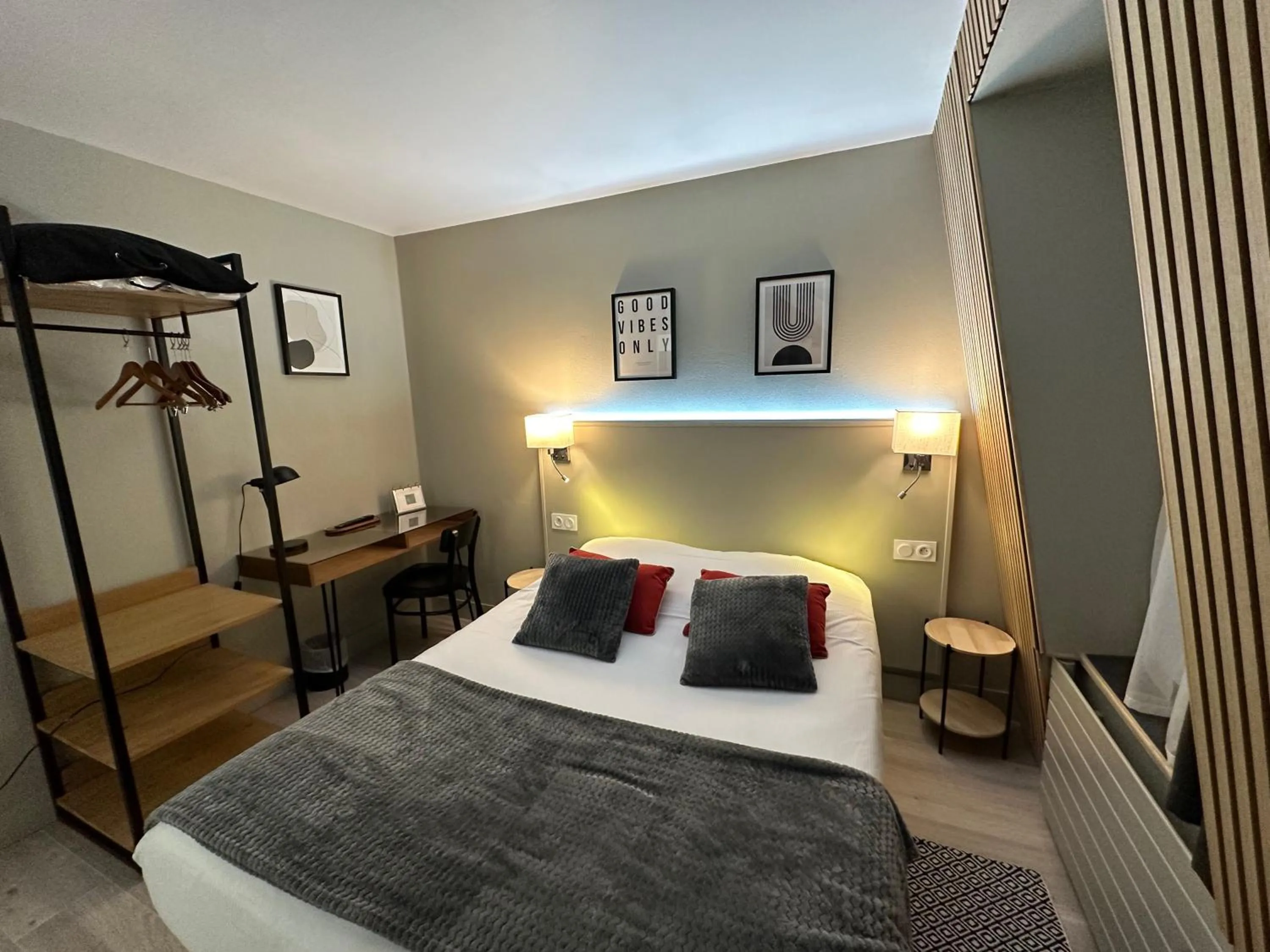 Photo of the whole room, Bed in Hôtel-Spa-Piscine Le Petit Castel Beuzeville-Honfleur