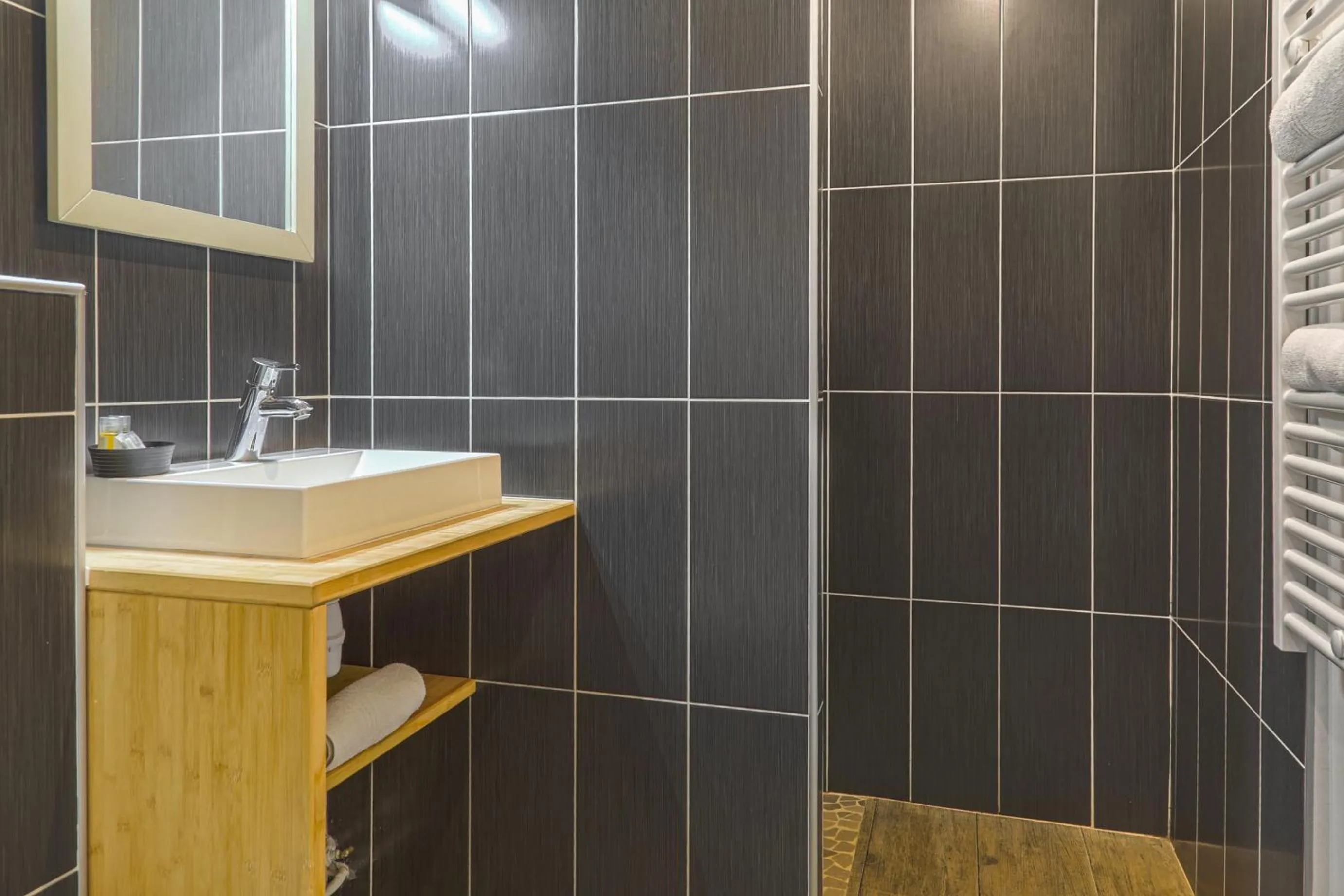 Bathroom in Hôtel-Spa-Piscine Le Petit Castel Beuzeville-Honfleur