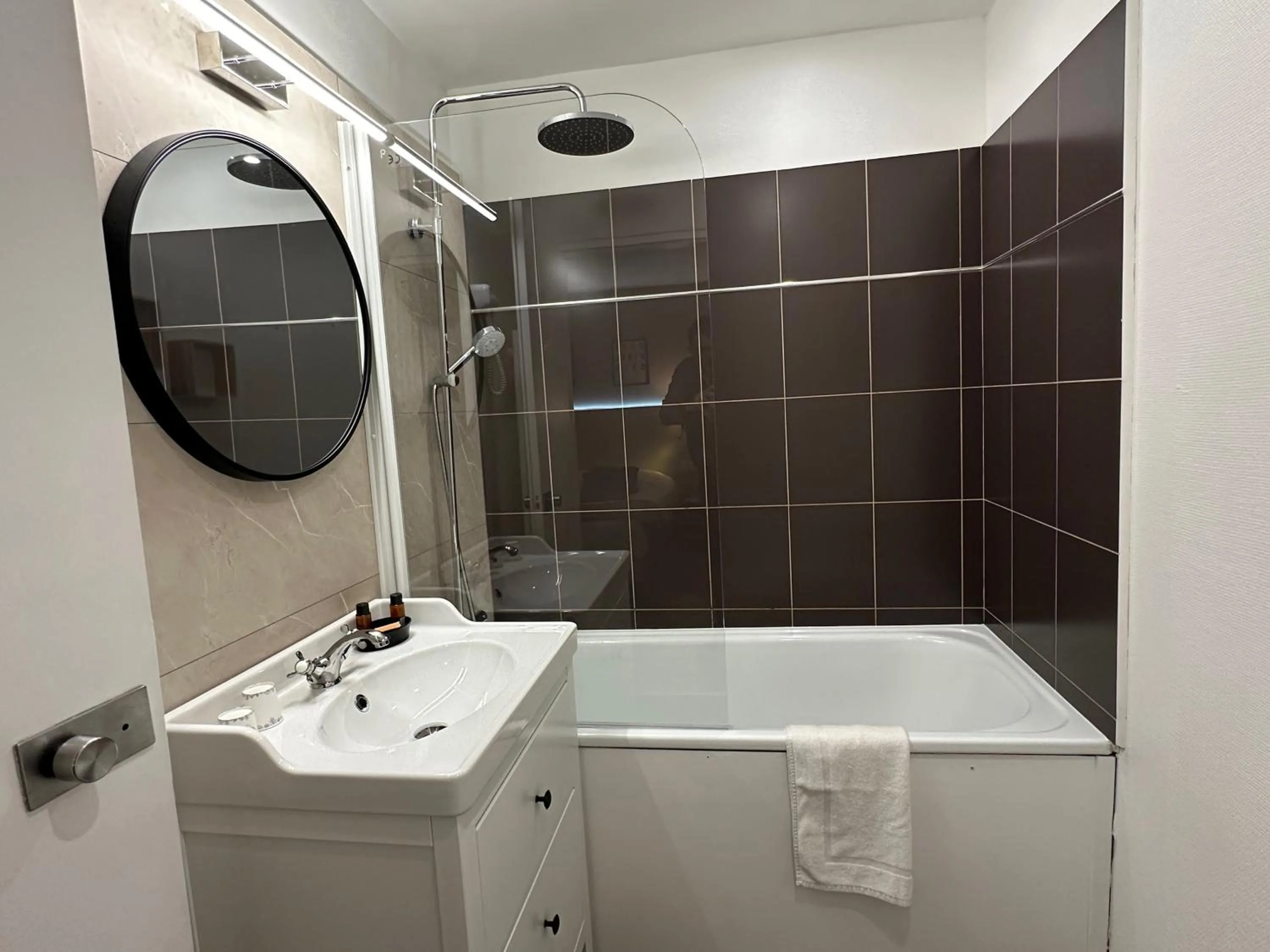 Bathroom in Hôtel-Spa-Piscine Le Petit Castel Beuzeville-Honfleur