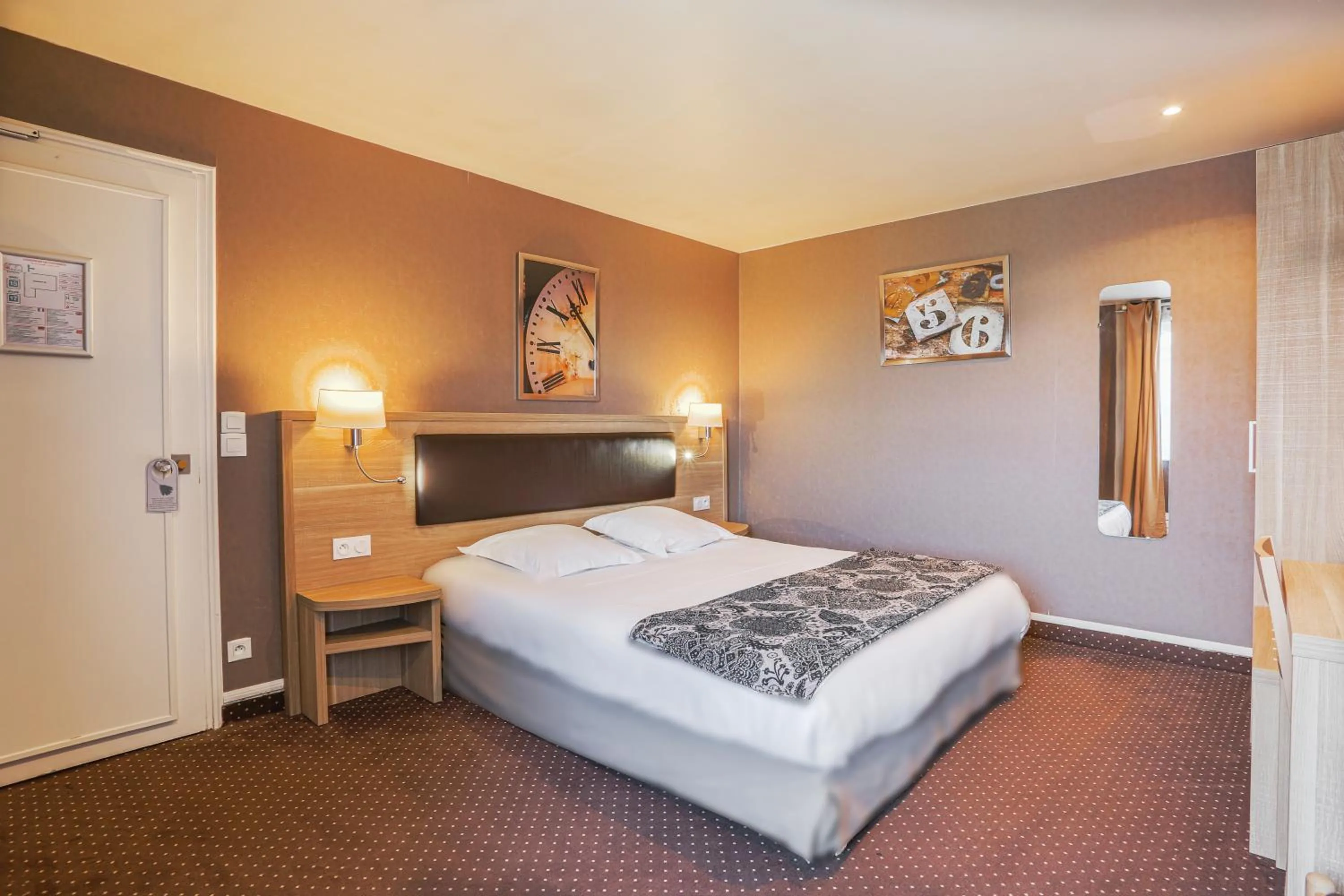 Photo of the whole room, Bed in Hôtel-Spa-Piscine Le Petit Castel Beuzeville-Honfleur