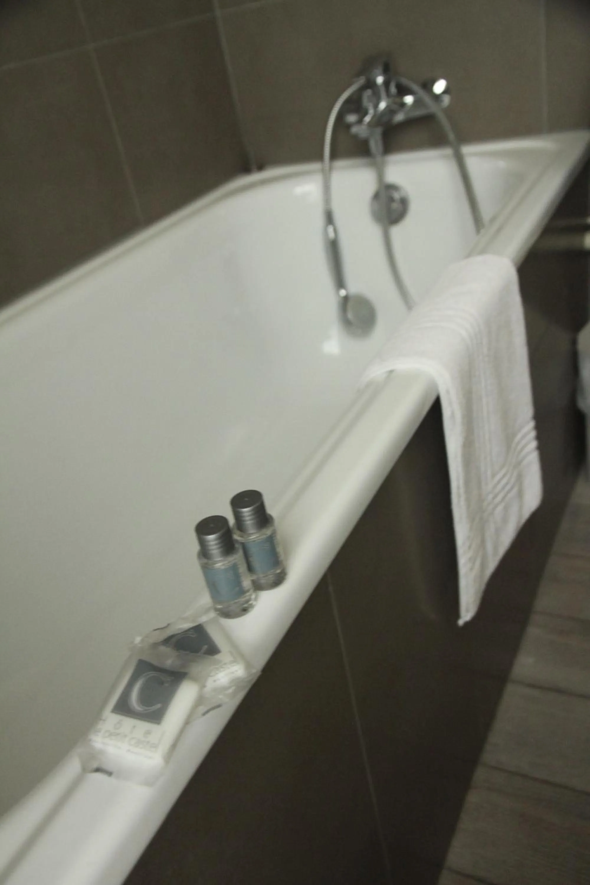 Bathroom in Hôtel-Spa-Piscine Le Petit Castel Beuzeville-Honfleur