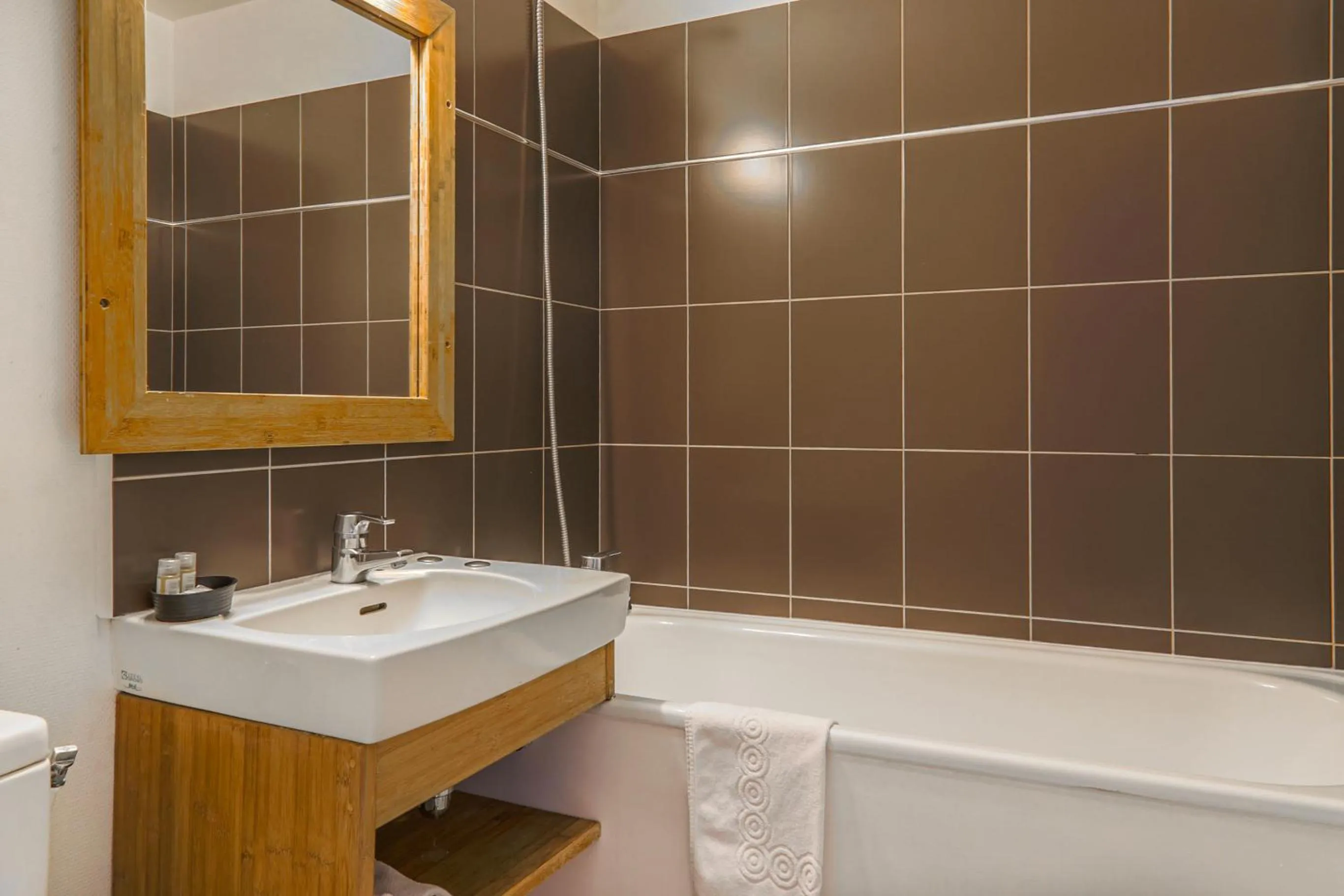 Bathroom in Hôtel-Spa-Piscine Le Petit Castel Beuzeville-Honfleur