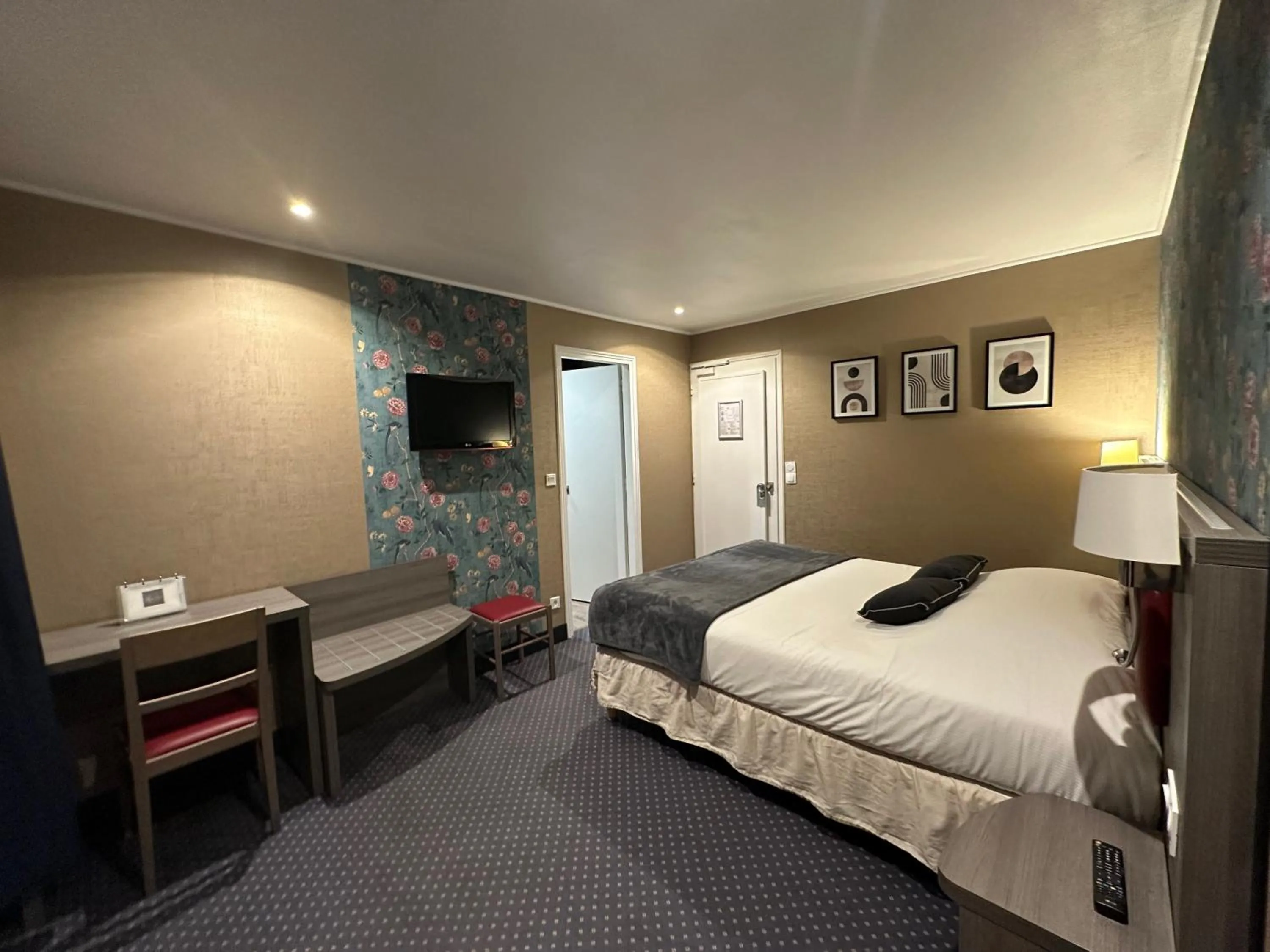 Photo of the whole room, Bed in Hôtel-Spa-Piscine Le Petit Castel Beuzeville-Honfleur