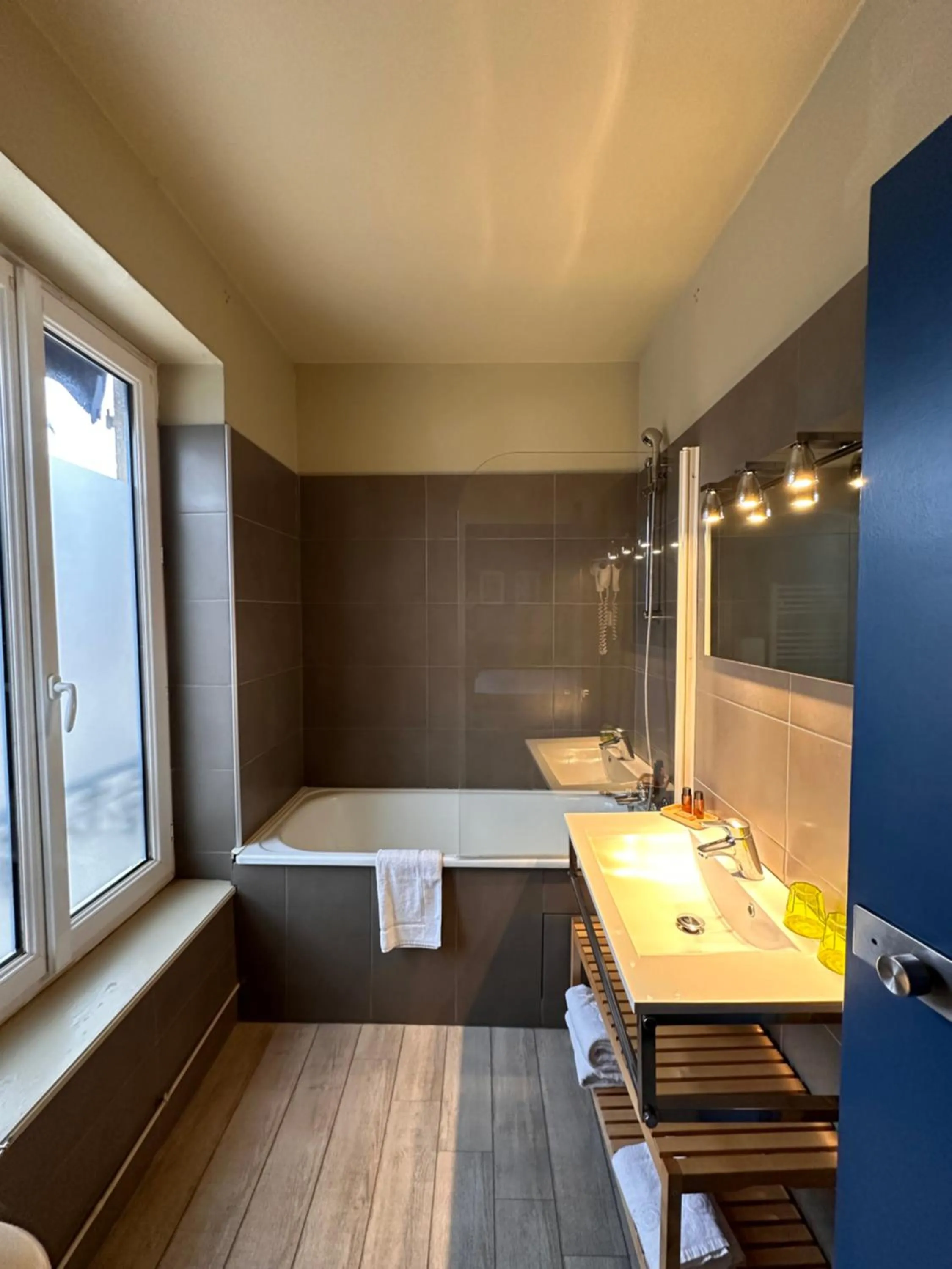 Bathroom in Hôtel-Spa-Piscine Le Petit Castel Beuzeville-Honfleur