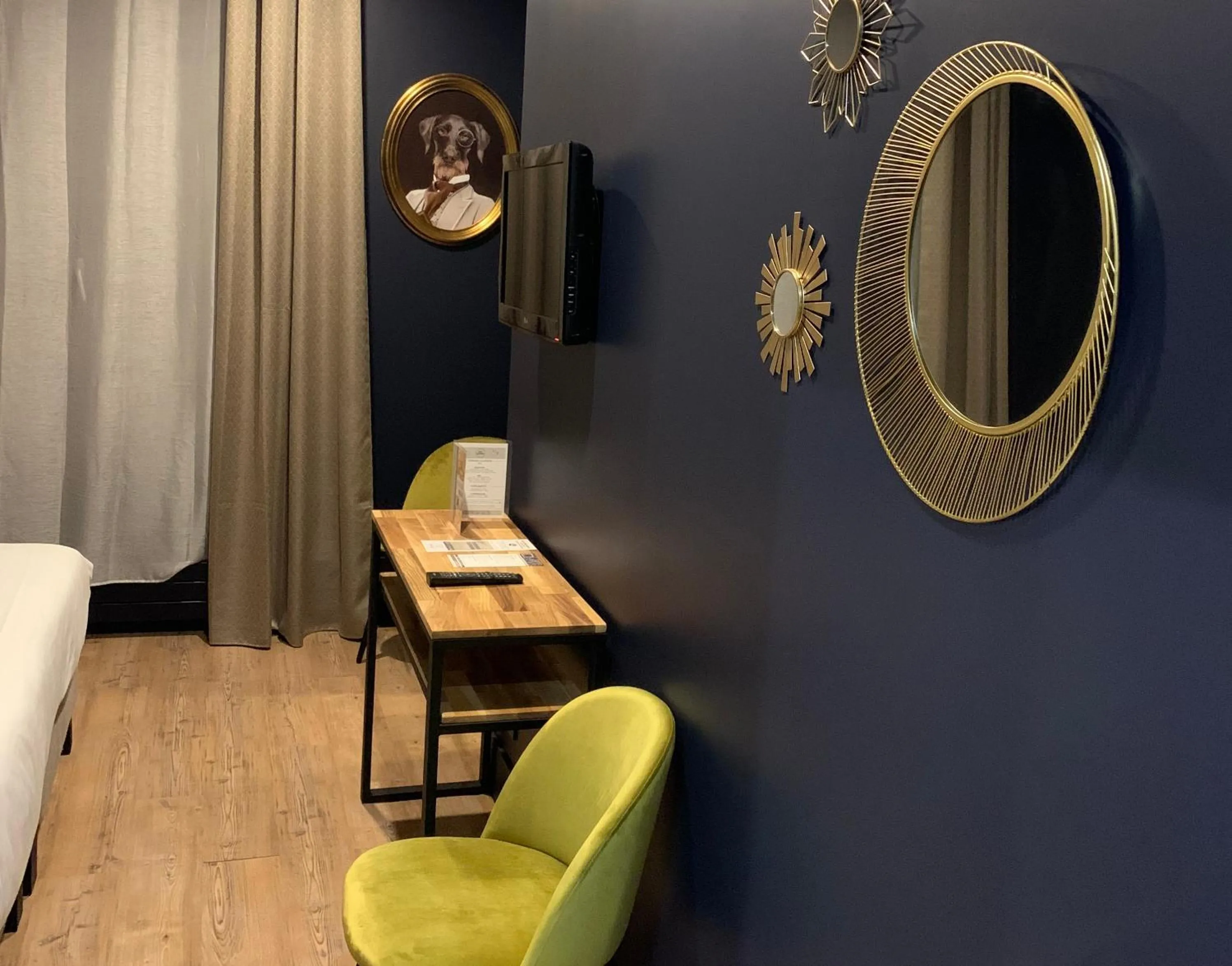 Decorative detail, Bed in Hôtel-Spa-Piscine Le Petit Castel Beuzeville-Honfleur