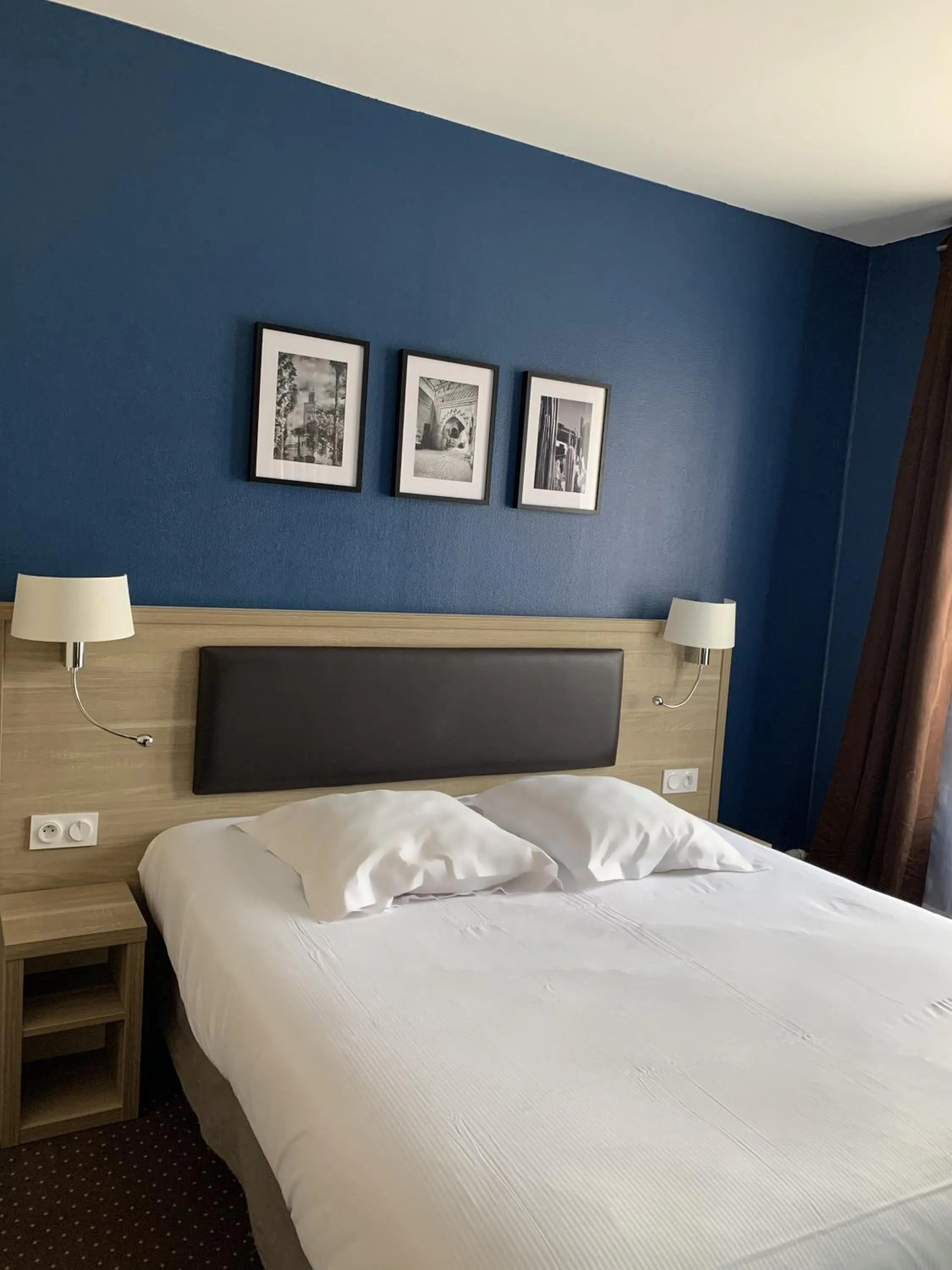 Bedroom, Bed in Hôtel-Spa-Piscine Le Petit Castel Beuzeville-Honfleur