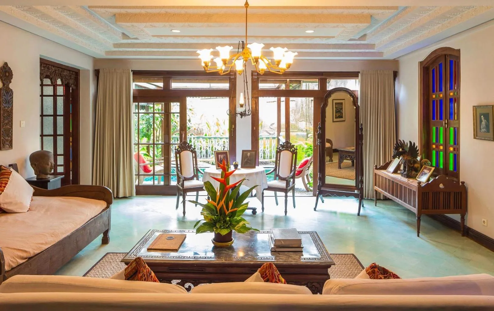 Living room, Bed in Hotel Tugu Bali