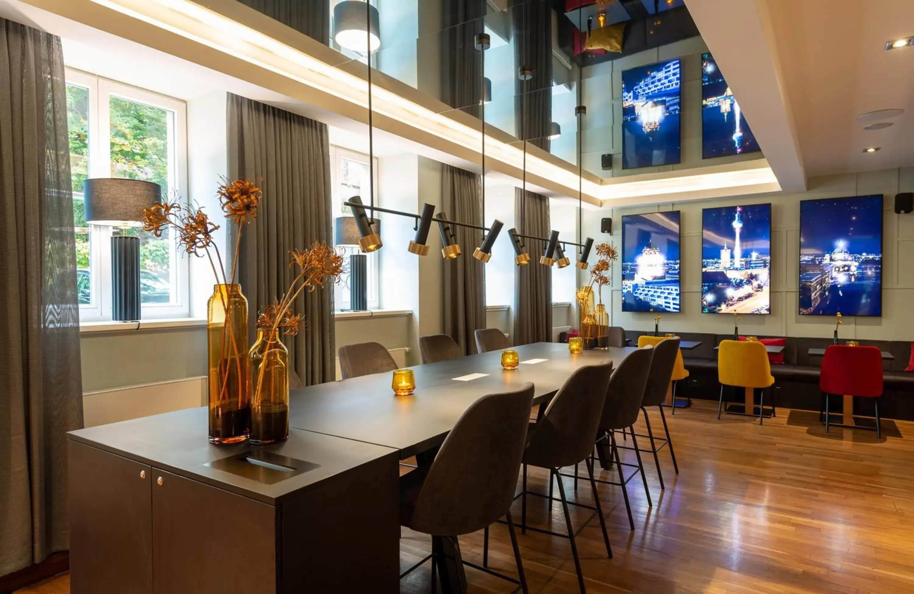 Lounge or bar in Leonardo Royal Hotel Berlin Alexanderplatz Lounge or bar in Leonardo Royal Hotel Berlin Alexanderplatz