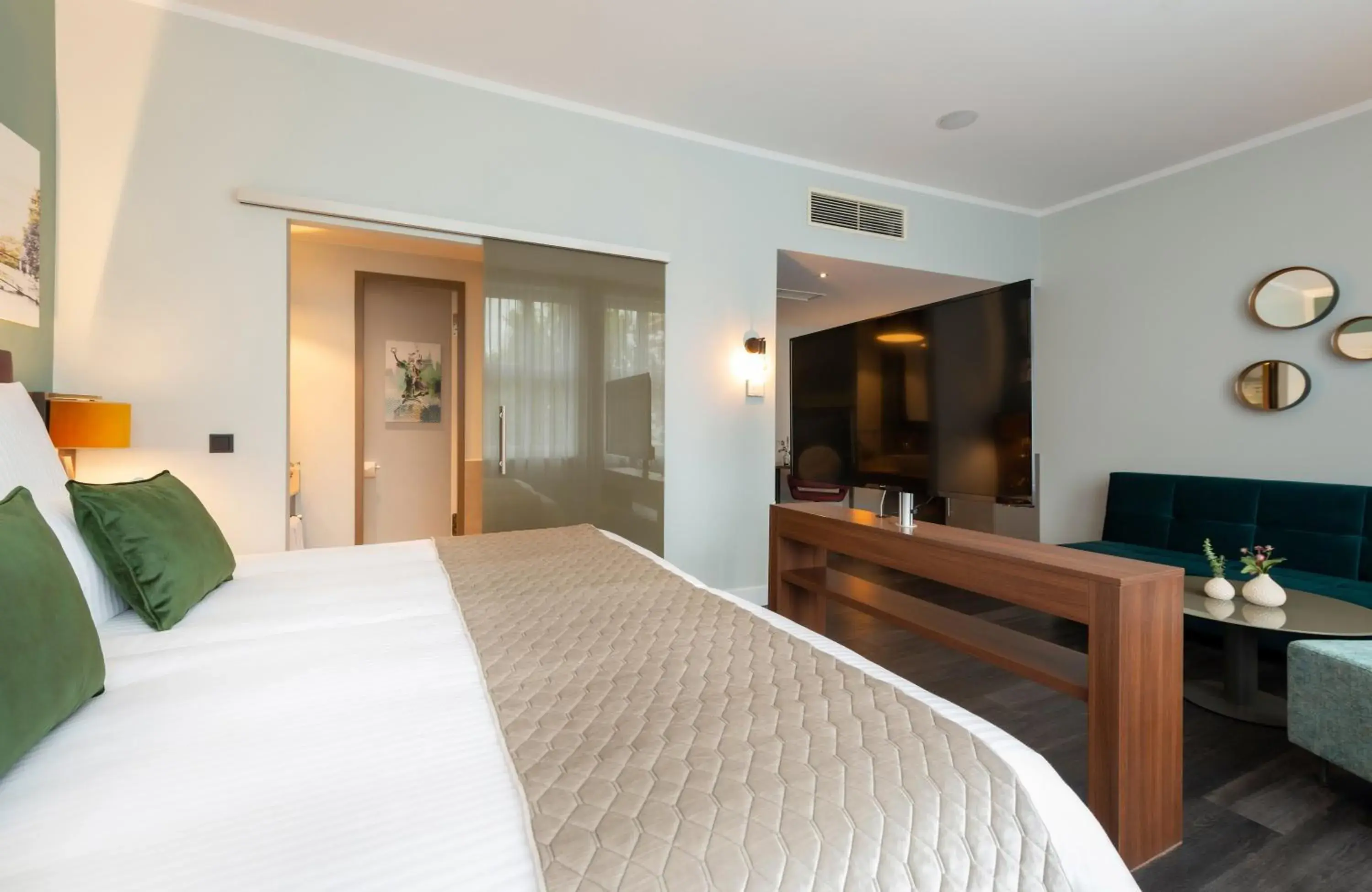 Photo of the whole room, Bed in Leonardo Royal Hotel Berlin Alexanderplatz Photo of the whole room, Bed in Leonardo Royal Hotel Berlin Alexanderplatz