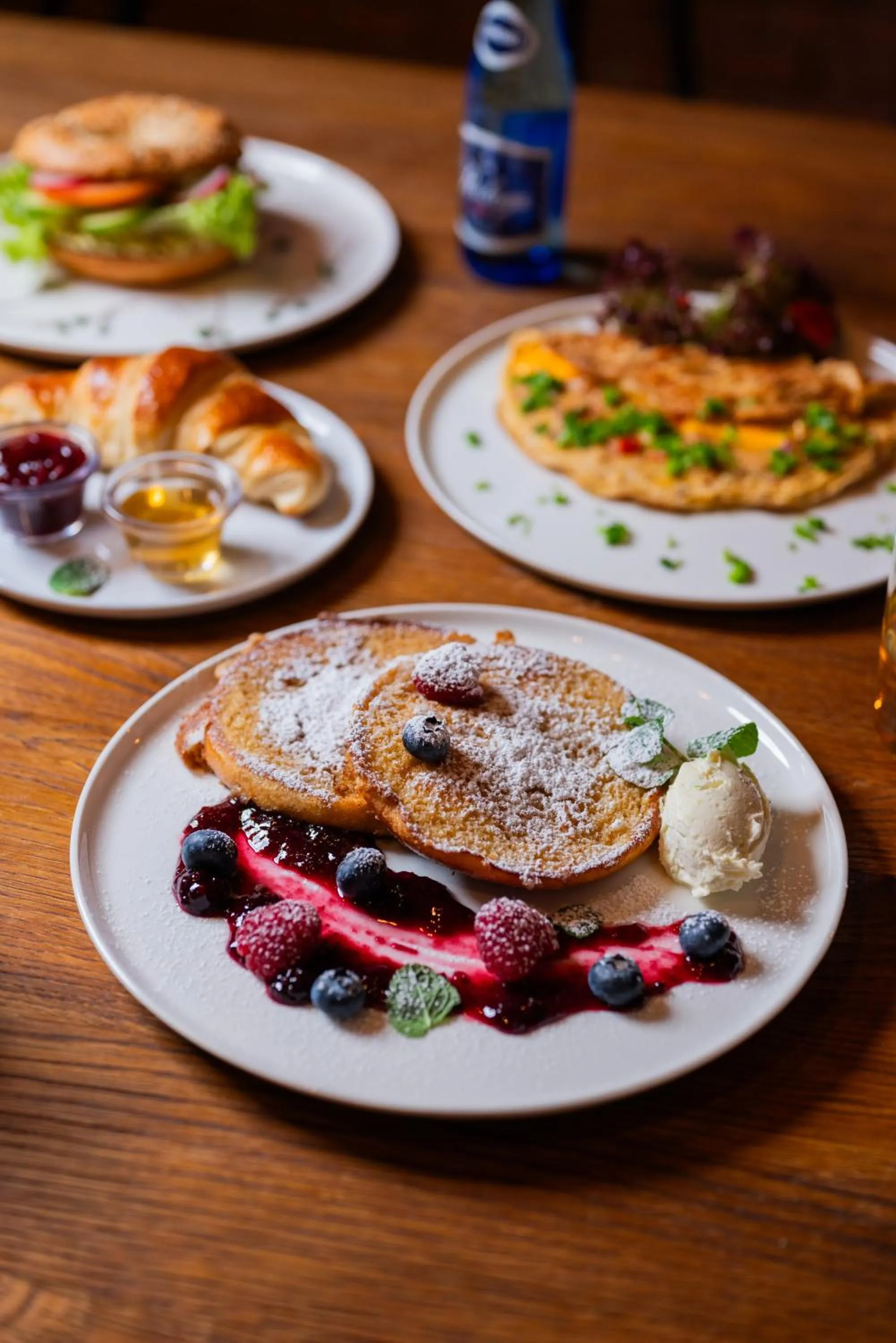 Restaurant/places to eat in Wine Apartments