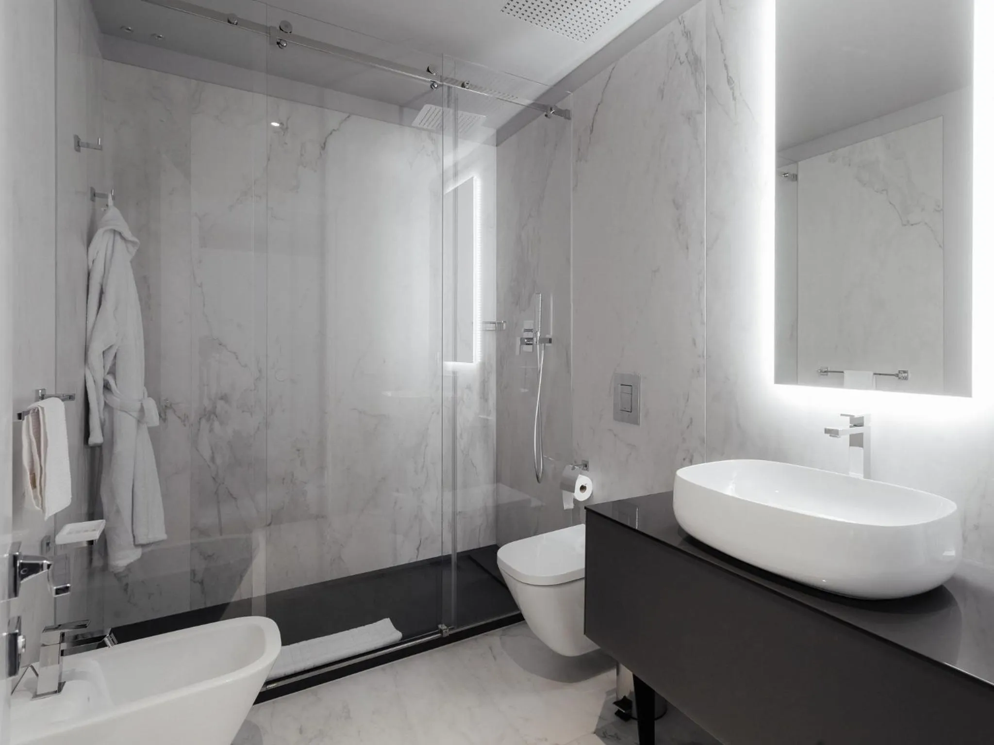 Shower in Il Decameron Luxury Design Hotel