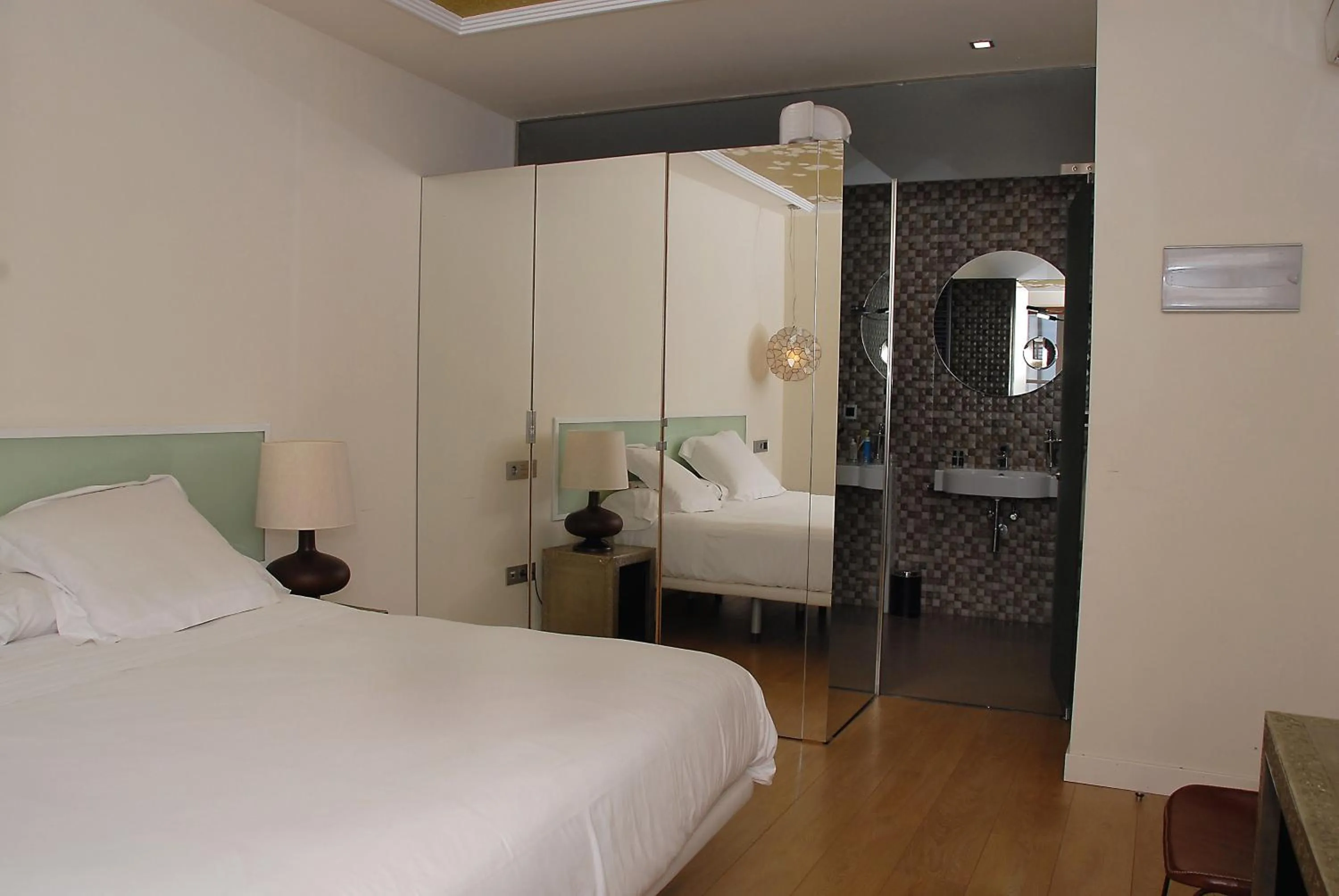 Photo of the whole room, Bed in Casas Reais Boutique