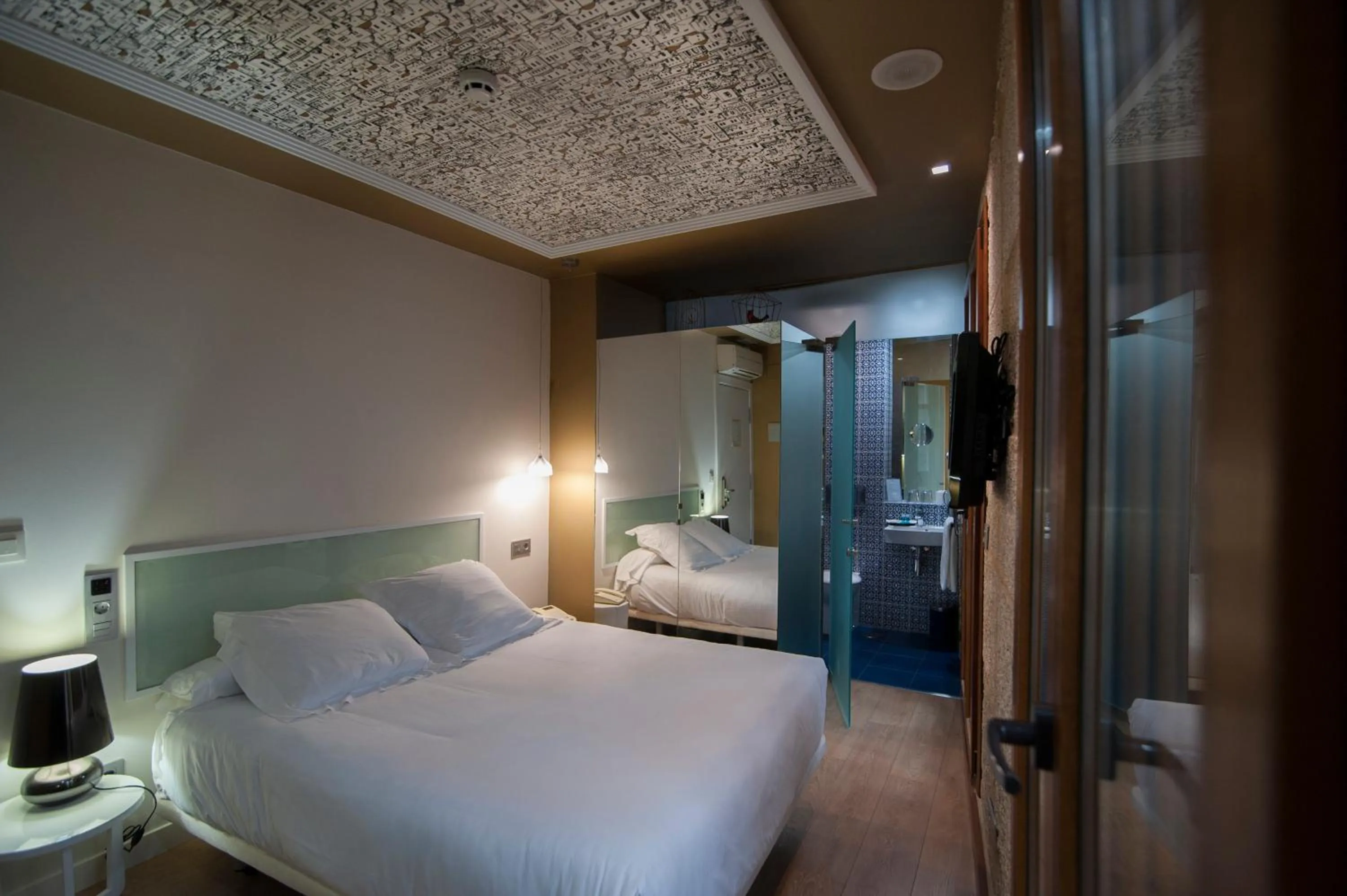 Photo of the whole room, Bed in Casas Reais Boutique