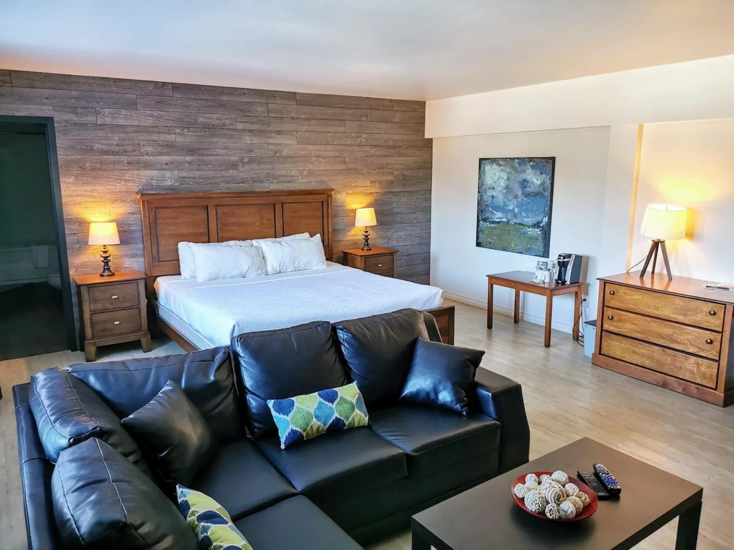 King Suite with Spa Bath and Fireplace - single occupancy in Auberge Des Îles