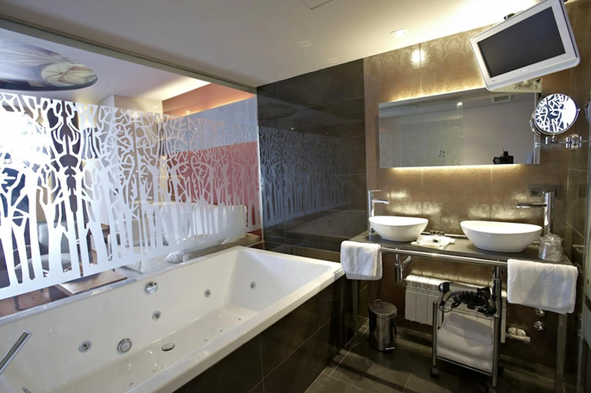 Hot Tub in Hotel Sancho Abarca Petit SPA