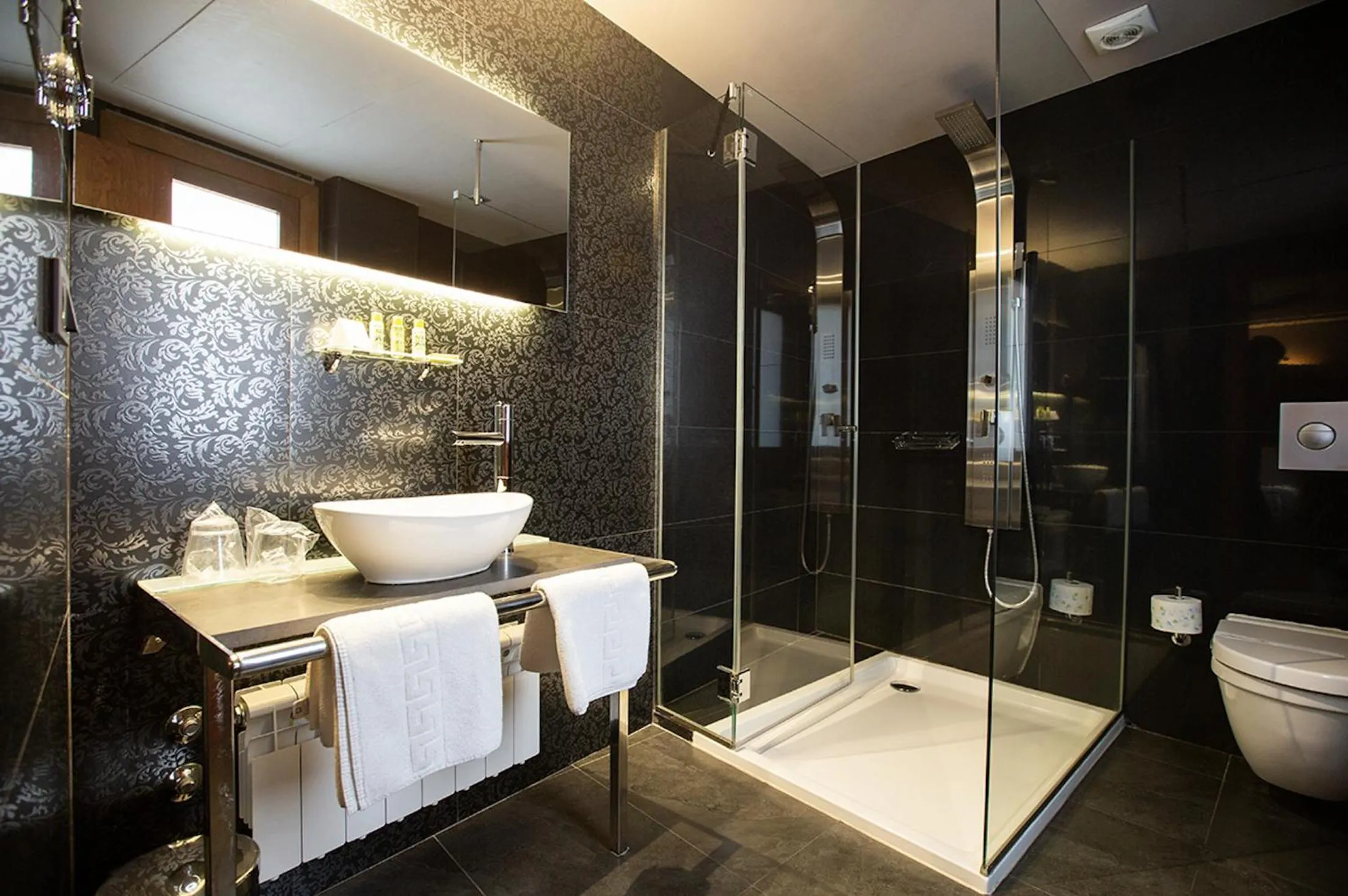 Bathroom in Hotel Sancho Abarca Petit SPA