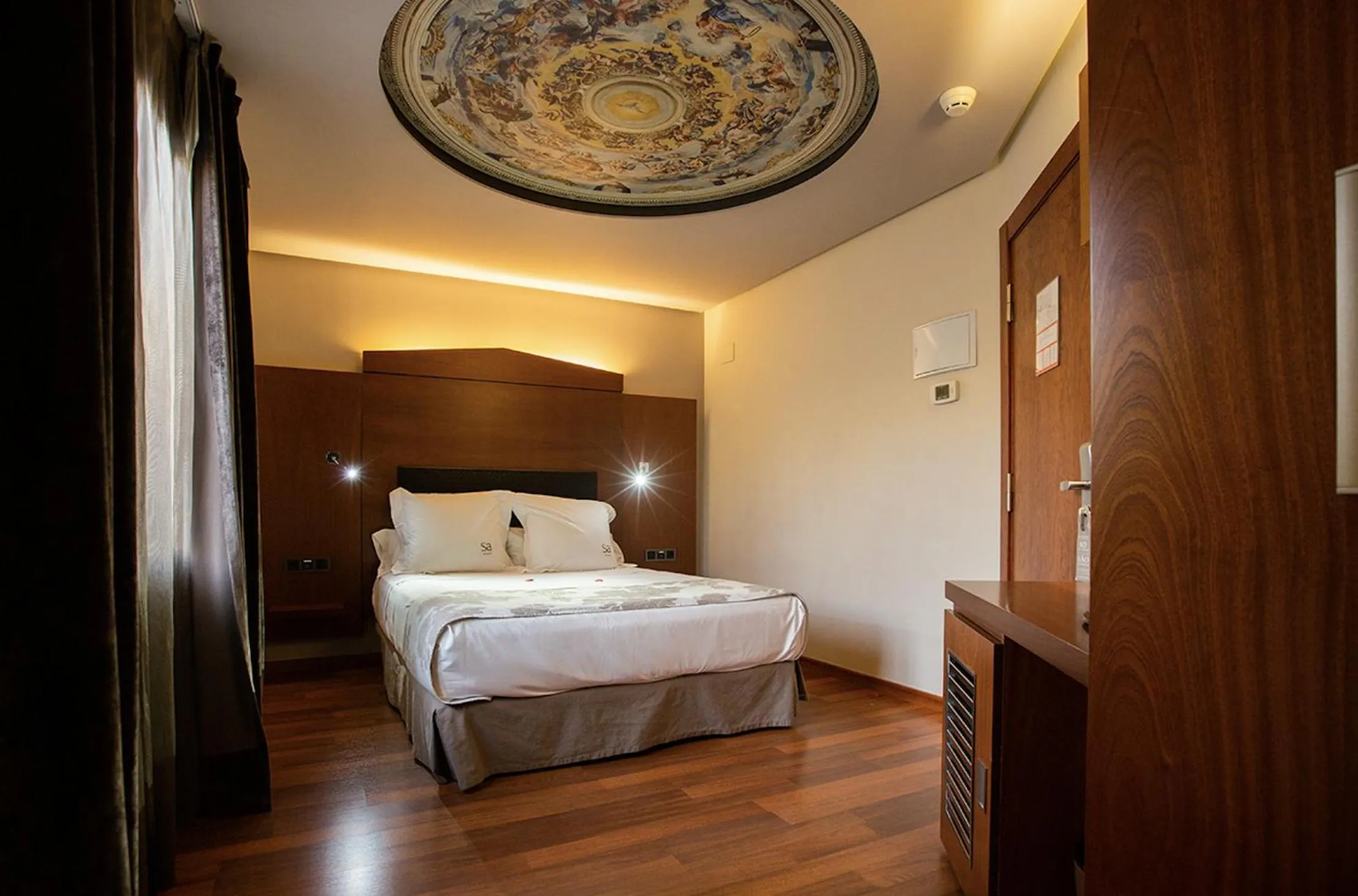 Bedroom, Bed in Hotel Sancho Abarca Petit SPA