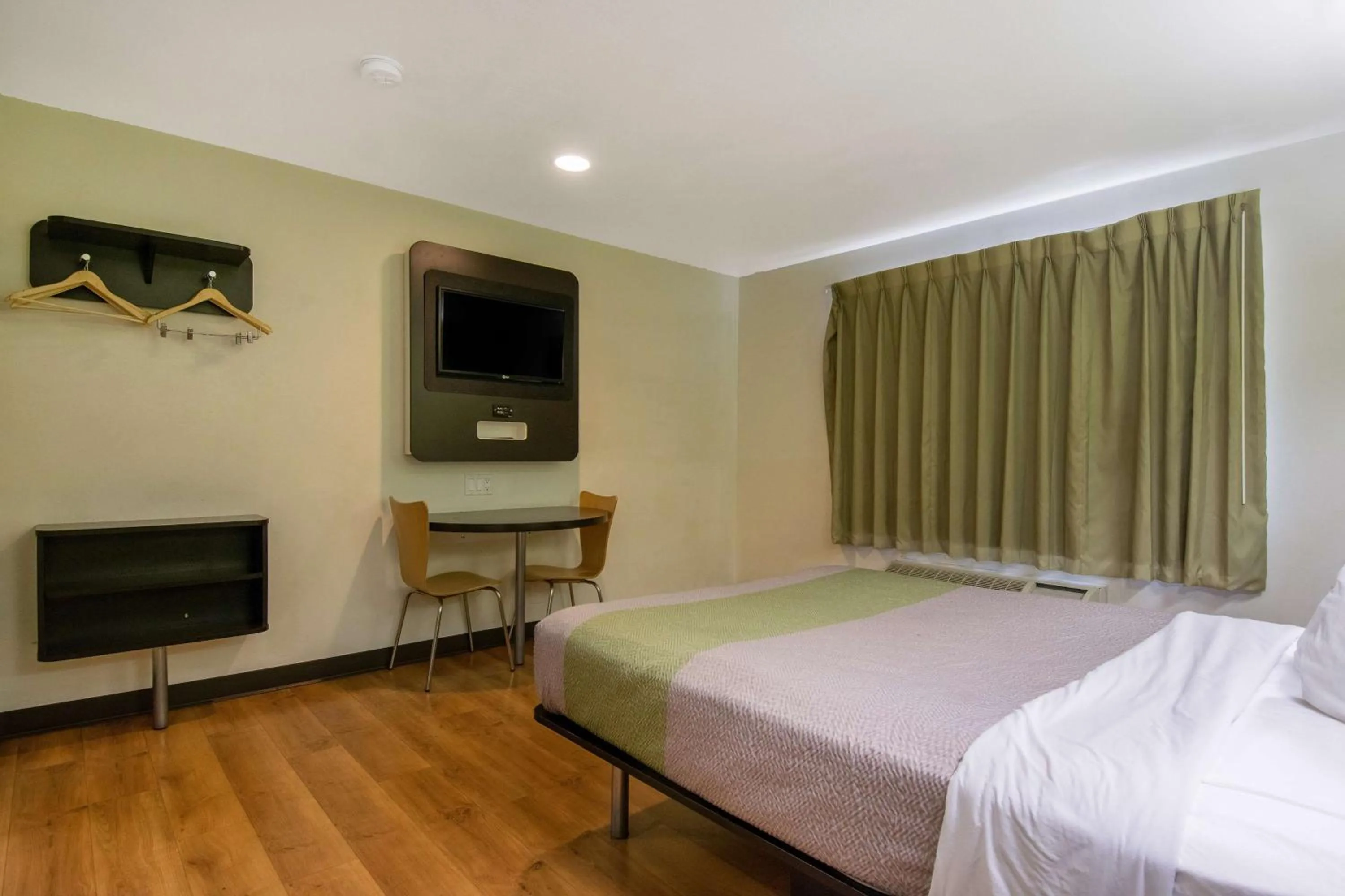 TV and multimedia, Bed in Motel 6-Redlands, CA