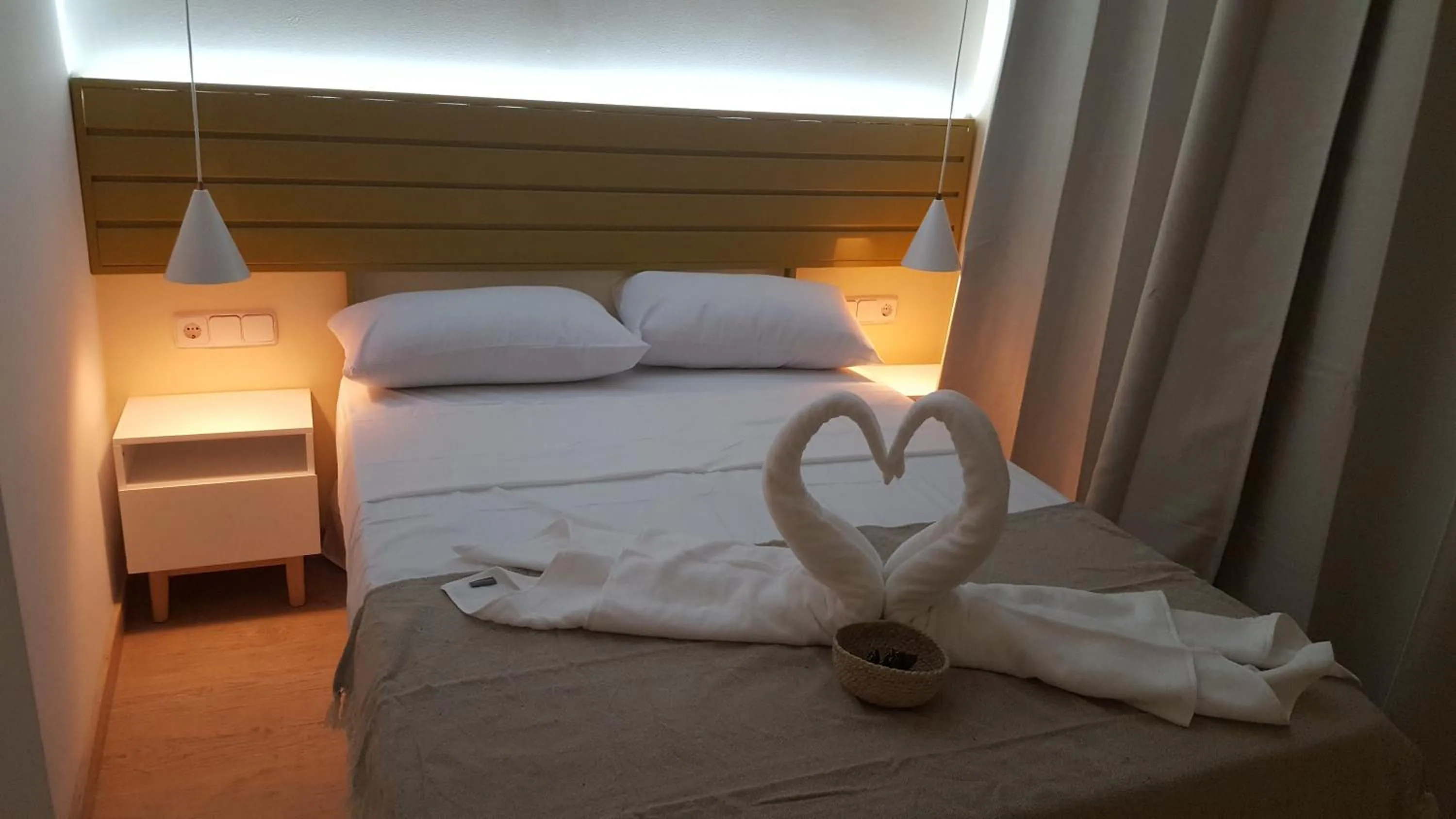 Photo of the whole room, Bed in Le Petit Palü-Fuencarral