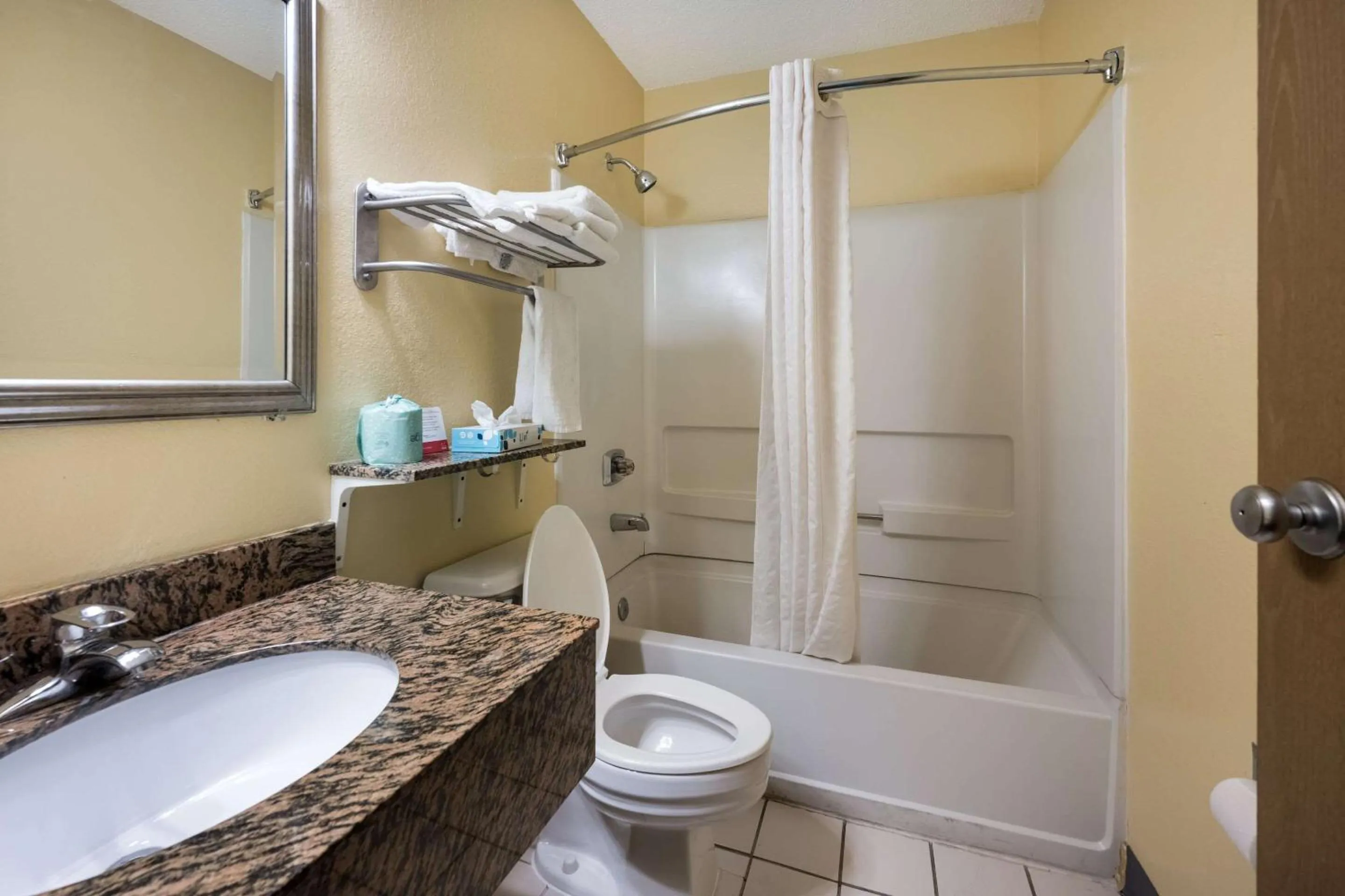 Bedroom in Econo Lodge Spotsylvania Town Center