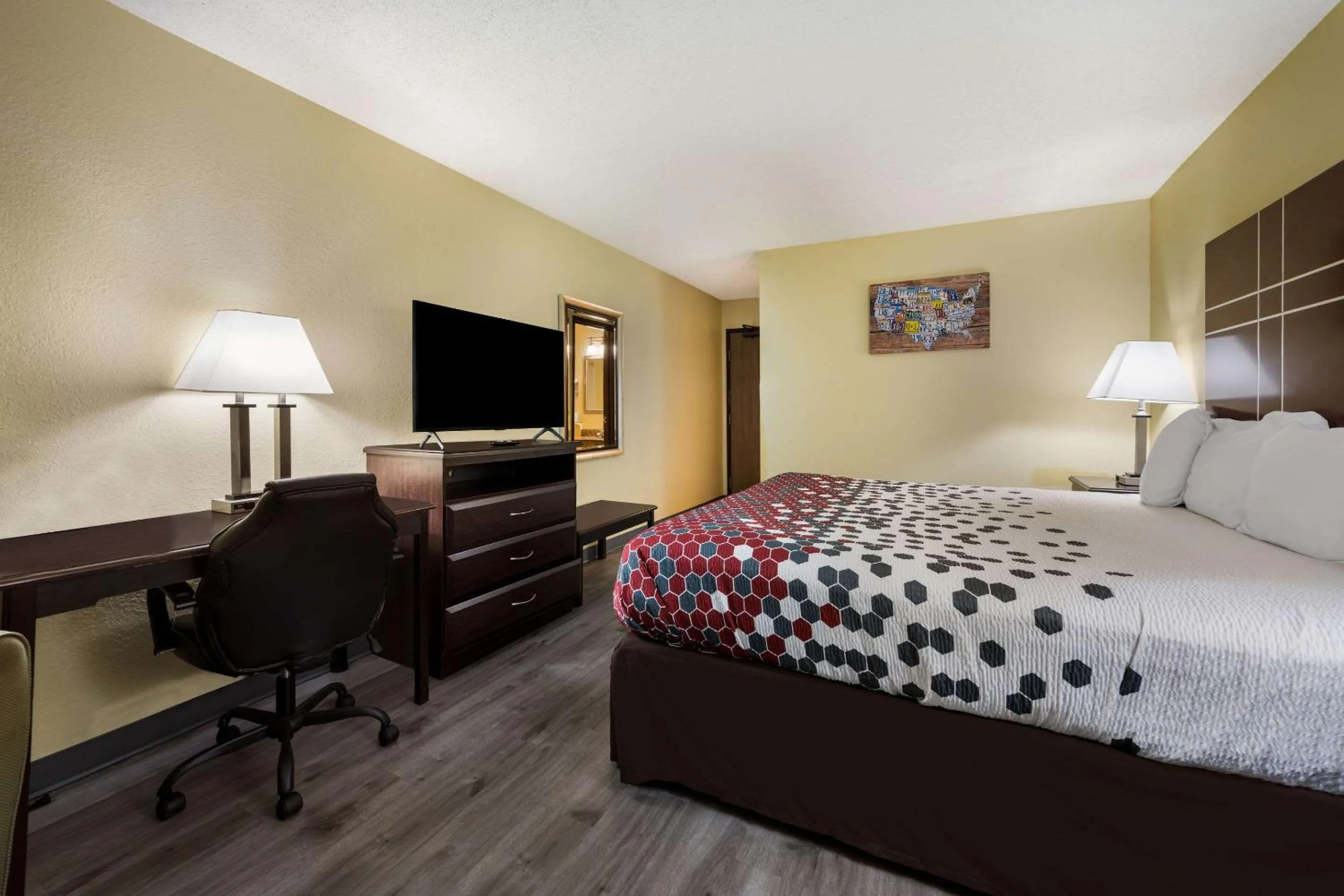 Bedroom, Bed in Econo Lodge Spotsylvania Town Center